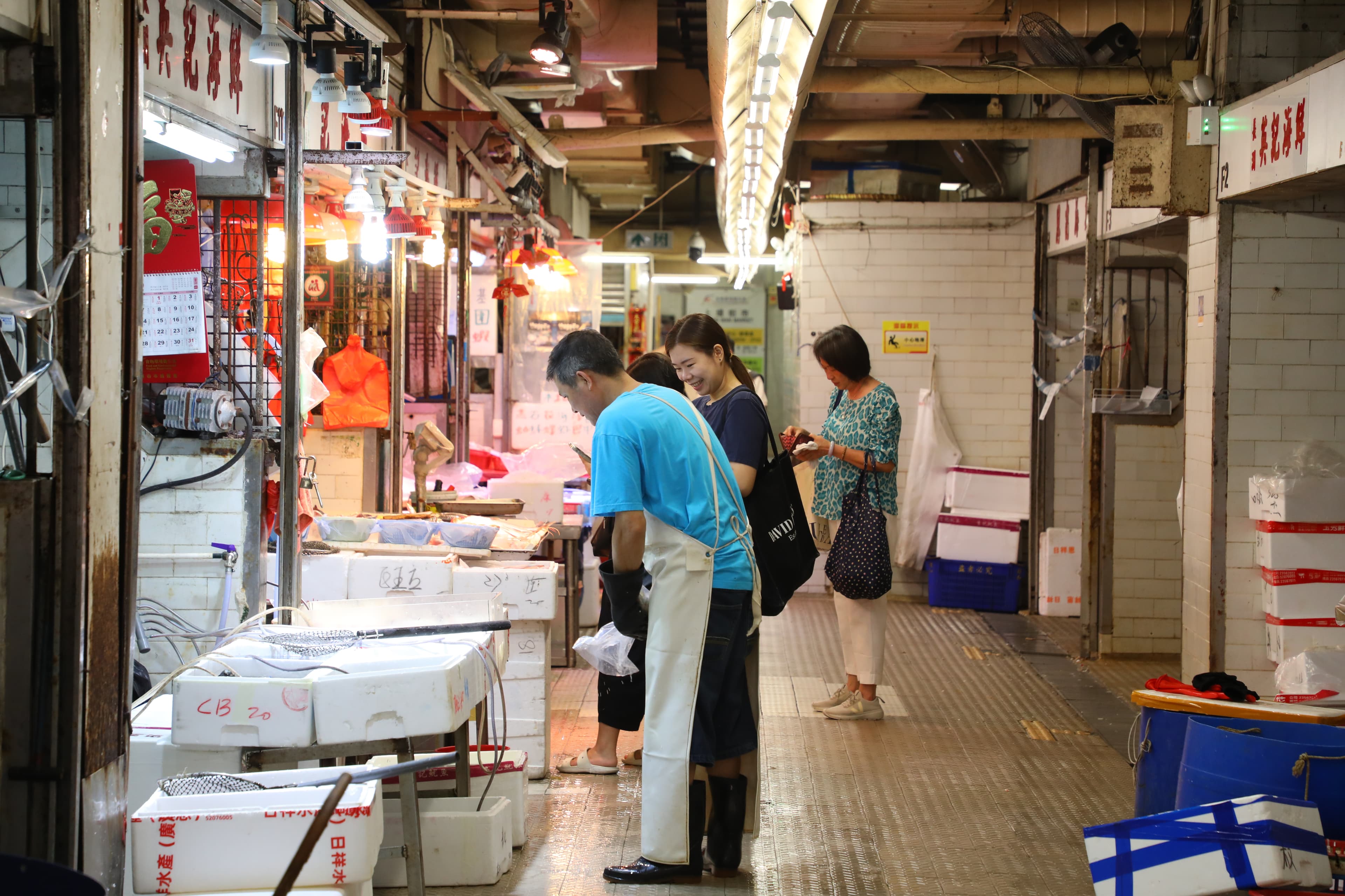 香港市政大廈通常樓下販售生鮮雜貨,樓上則設置有冷氣的熟食中心,採買用餐一條龍。