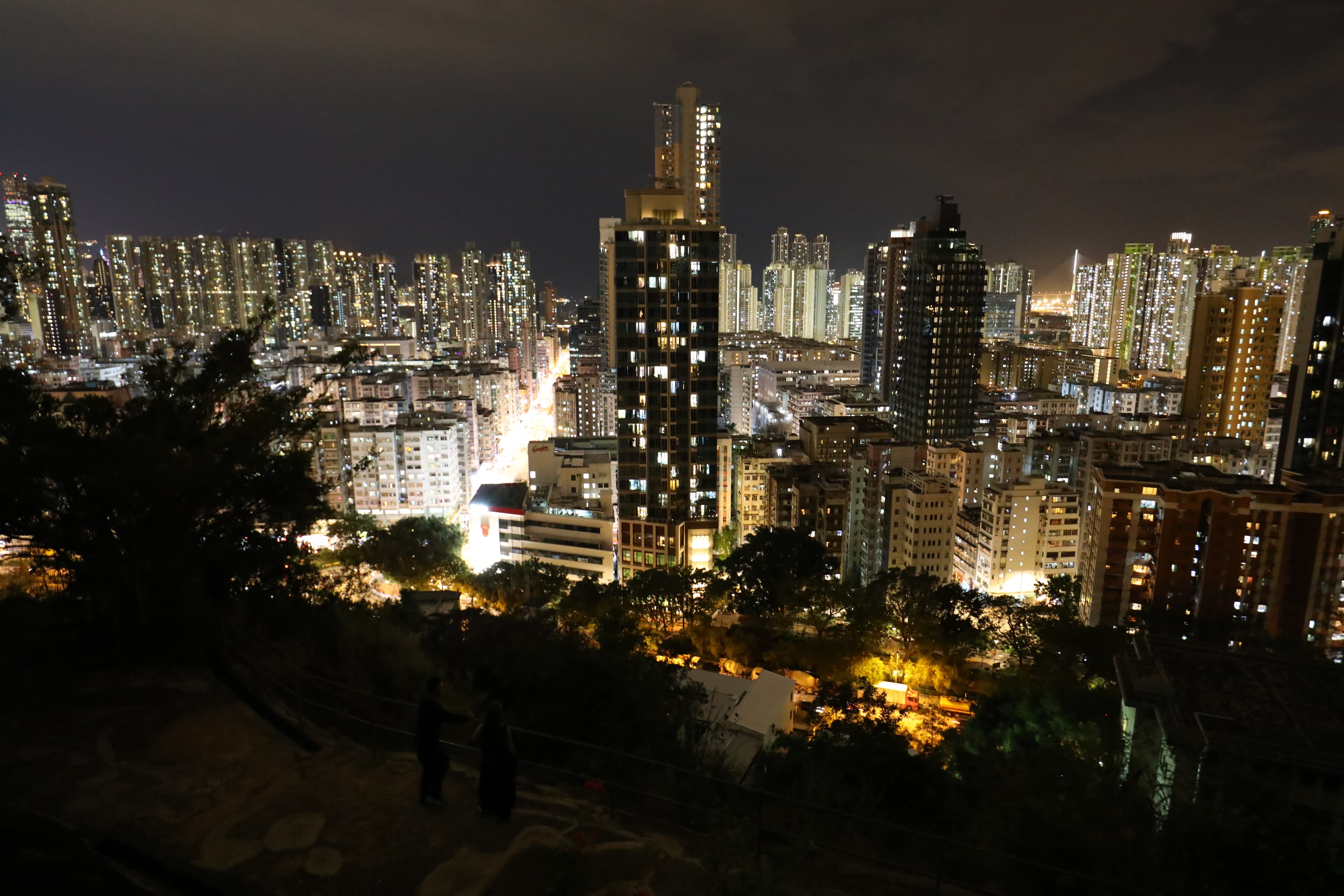 登上喃嘸山的山頂,就可欣賞被網友口中的「嘉頓山百萬夜景」。