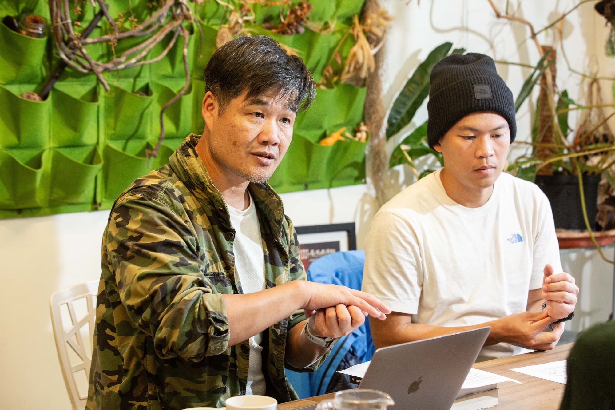 導演楊守義(左)以事後訪談及動畫呈現周青(右)與古明政的衝突,《赤心巔峰》同名書有詳細描繪。
