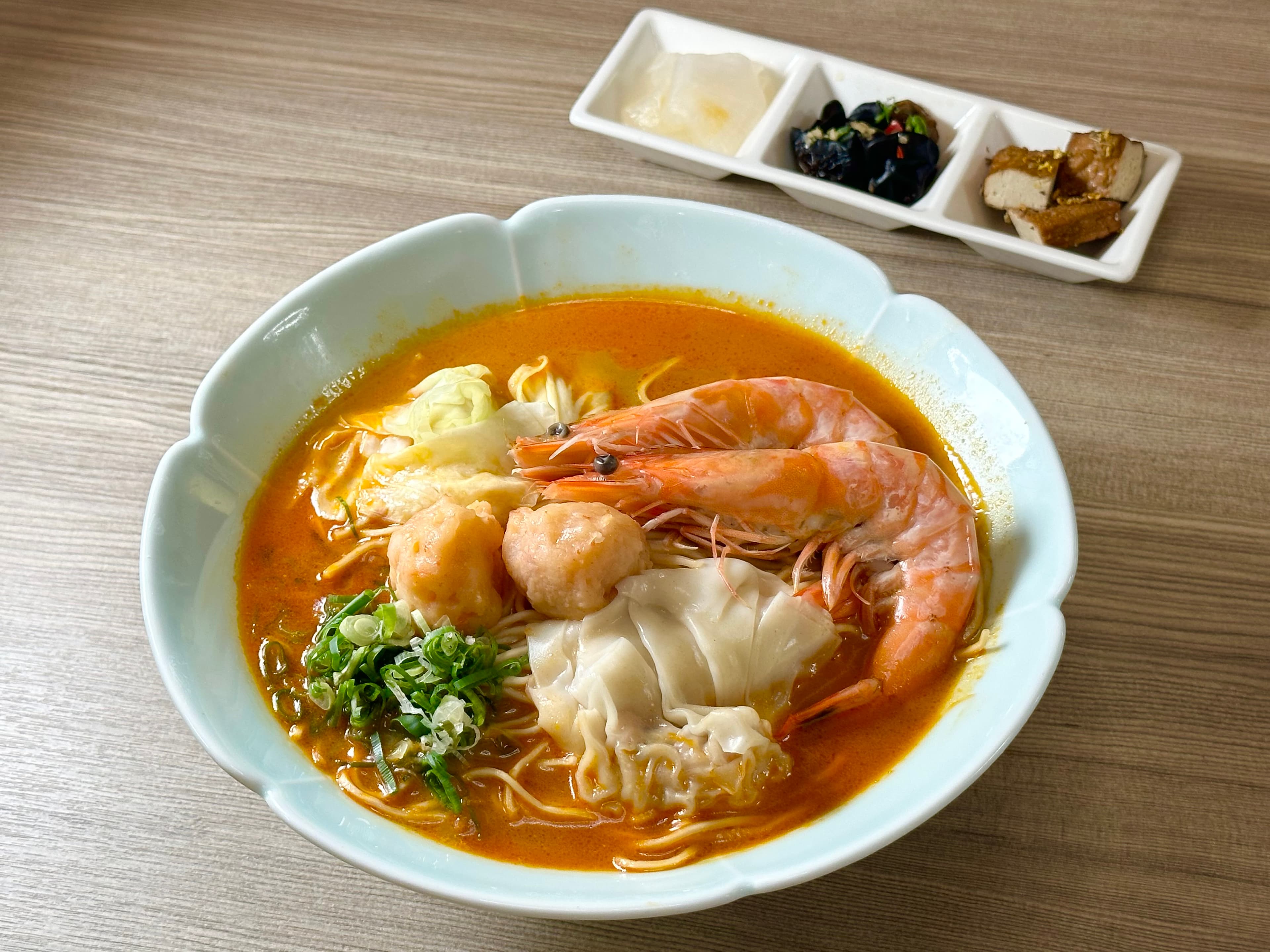 「招牌三寶蝦湯拉麵套餐」吃得到大尾白蝦、鮮蝦雲吞和魚子蝦滑,整碗蝦味爆濃。(358元/份)