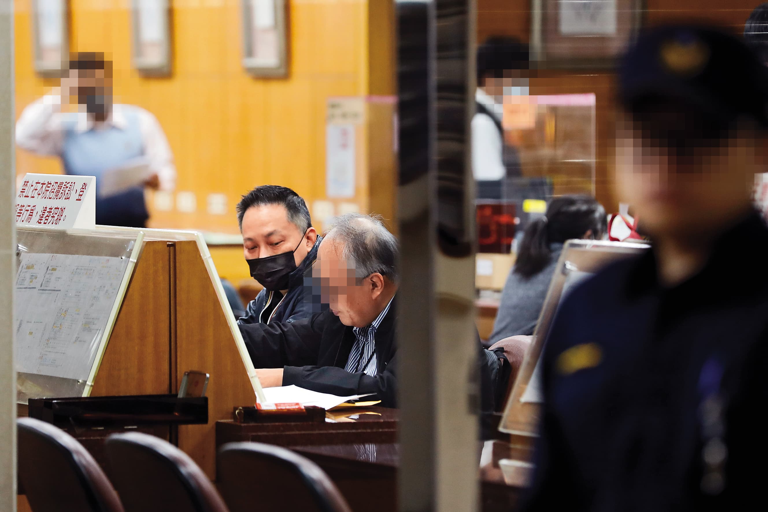 錢人豪(左)今年3月聲請假扣押《周處除三害》製片方3,000萬元財產獲裁定,他與律師(右)赴台北地院處理執行事宜。