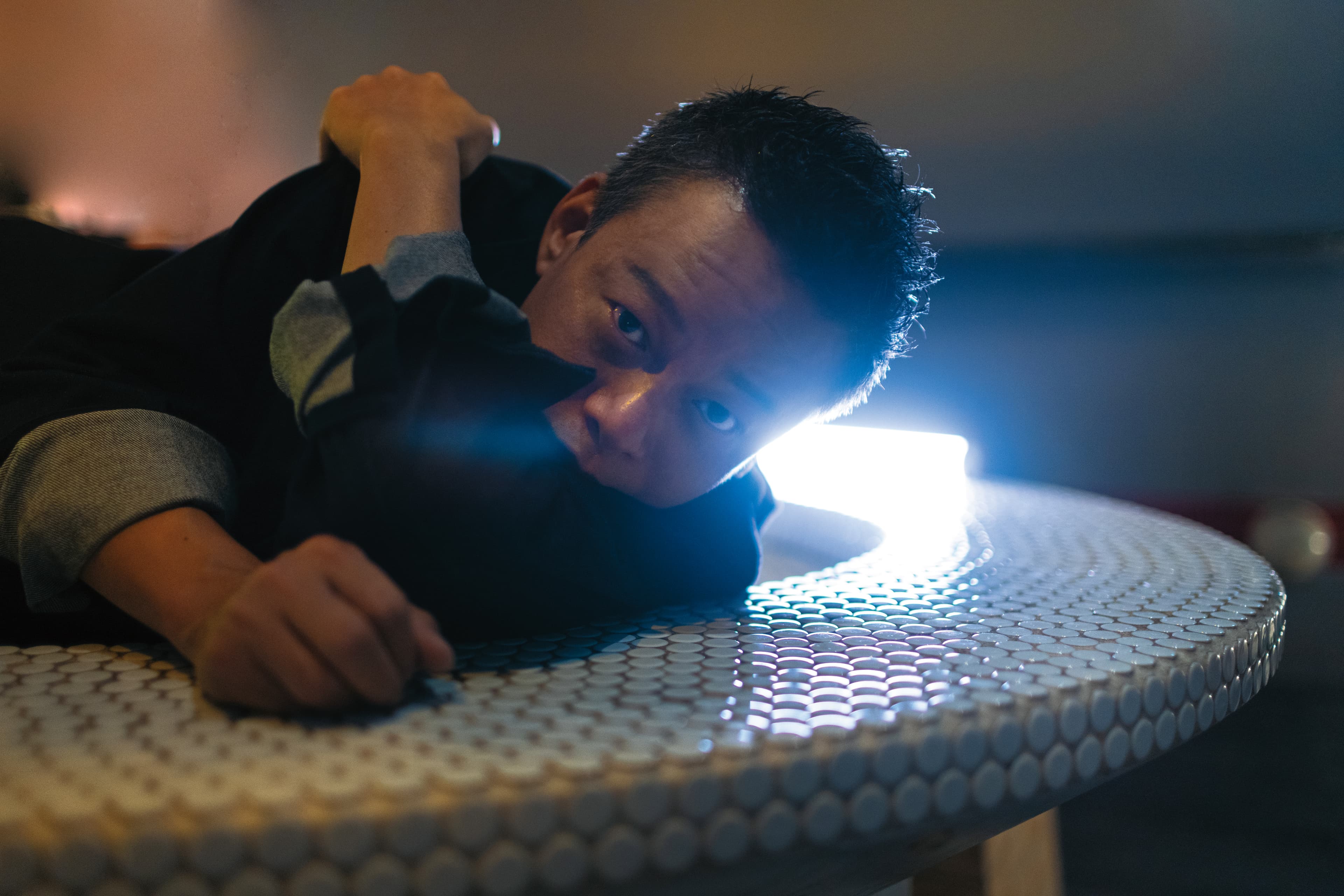 打從斜頸症發作之後,李康生就沒辦法再躺著入睡,側躺才有辦法跟病痛共存。