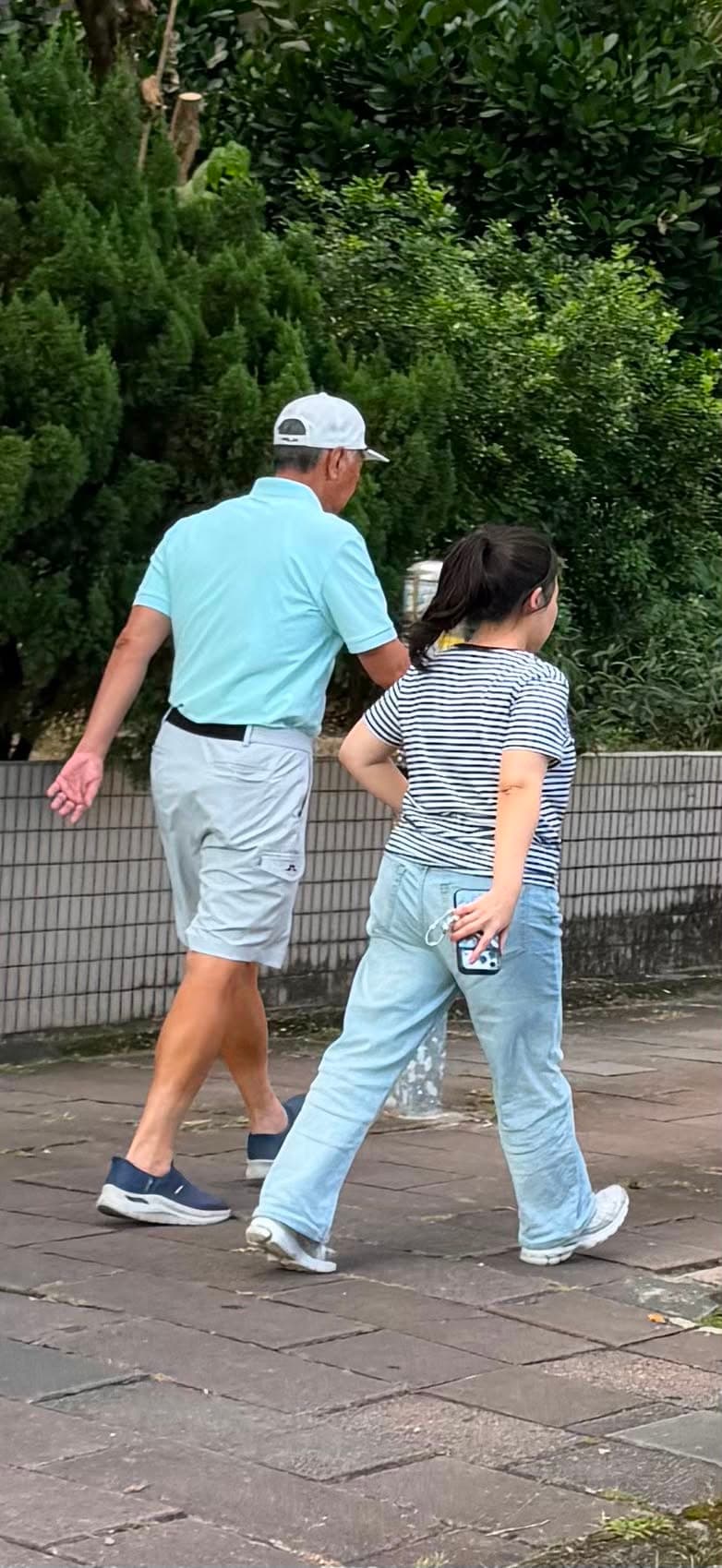 本刊日前收到讀者直擊的畫面,郭台銘與一名看似助理的女子同行。(讀者提供)