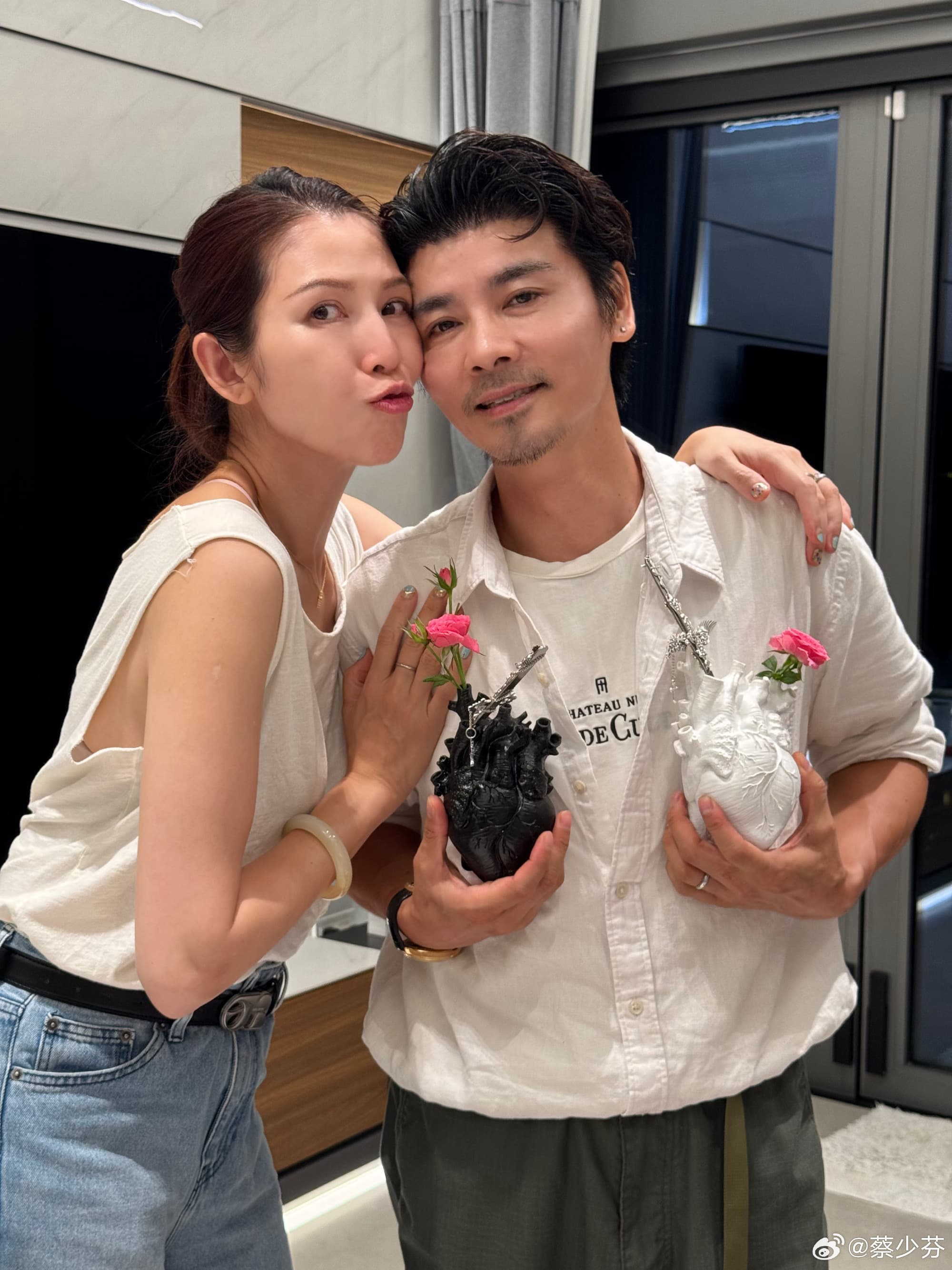 張晉與蔡少芬可謂「格差婚」,兩人有著武打替身與當家花旦的階級差距,不過張晉憑著真誠打動了蔡少芬。(翻攝蔡少芬微博)