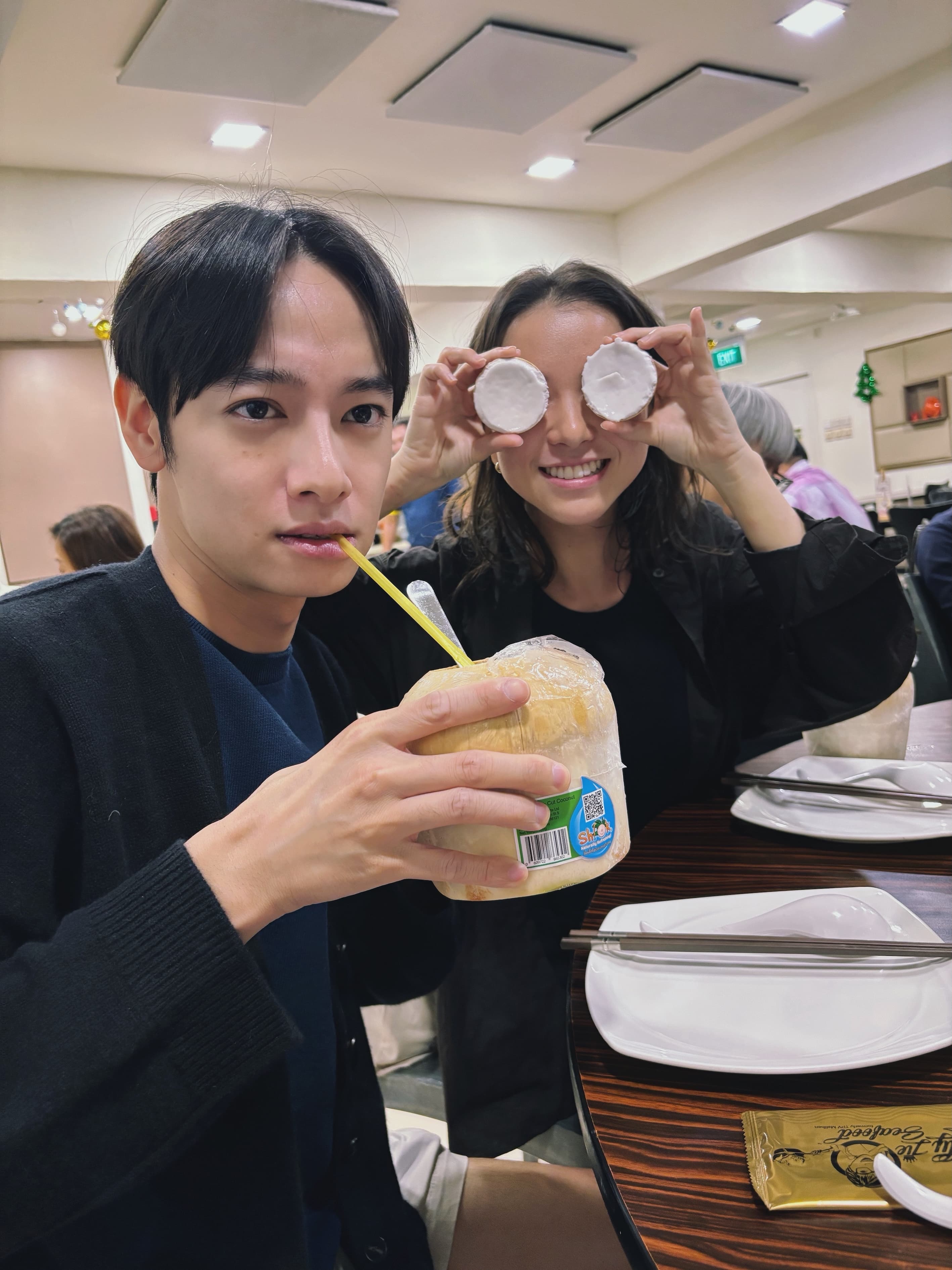 劉修甫(左)、項婕如在新加坡喝椰子水搞怪拍照。(三匠影視提供)