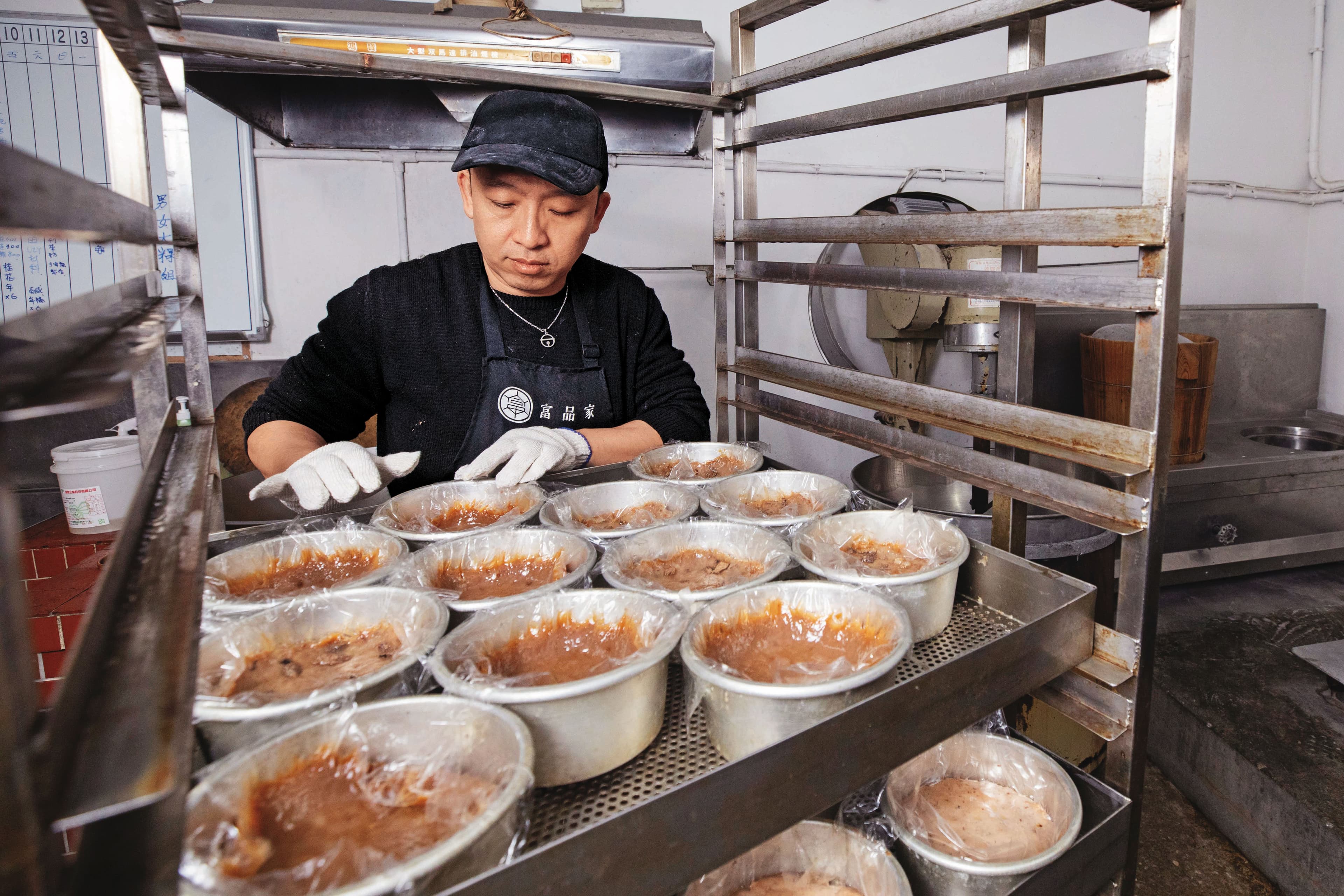 李東展年前開始趕製年糕,因遵循古法先泡米再磨漿、拌餡蒸煮,製作時間長。