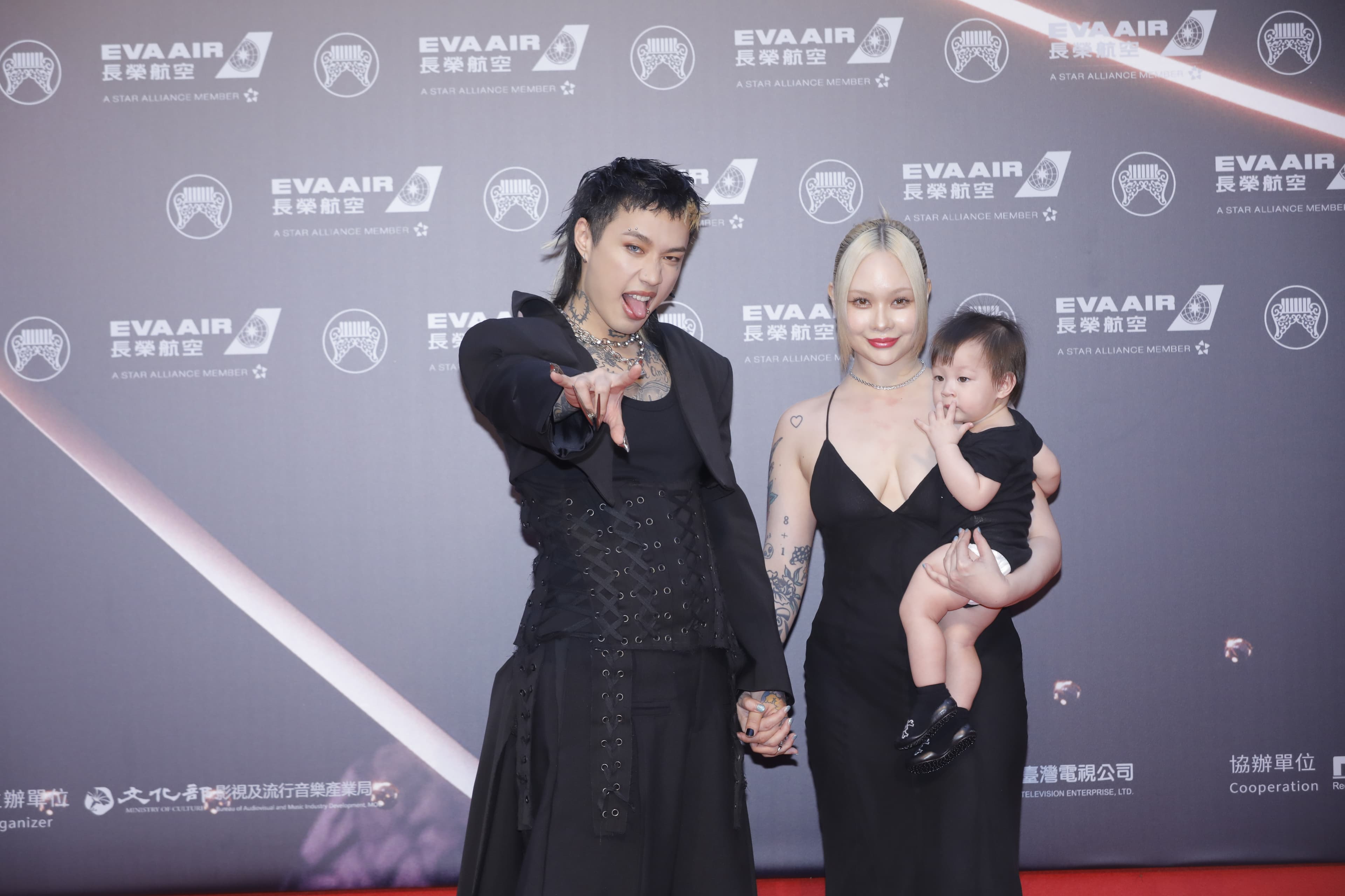 Marz23帶著老婆鄭又寧、兒子一起亮相走紅毯。