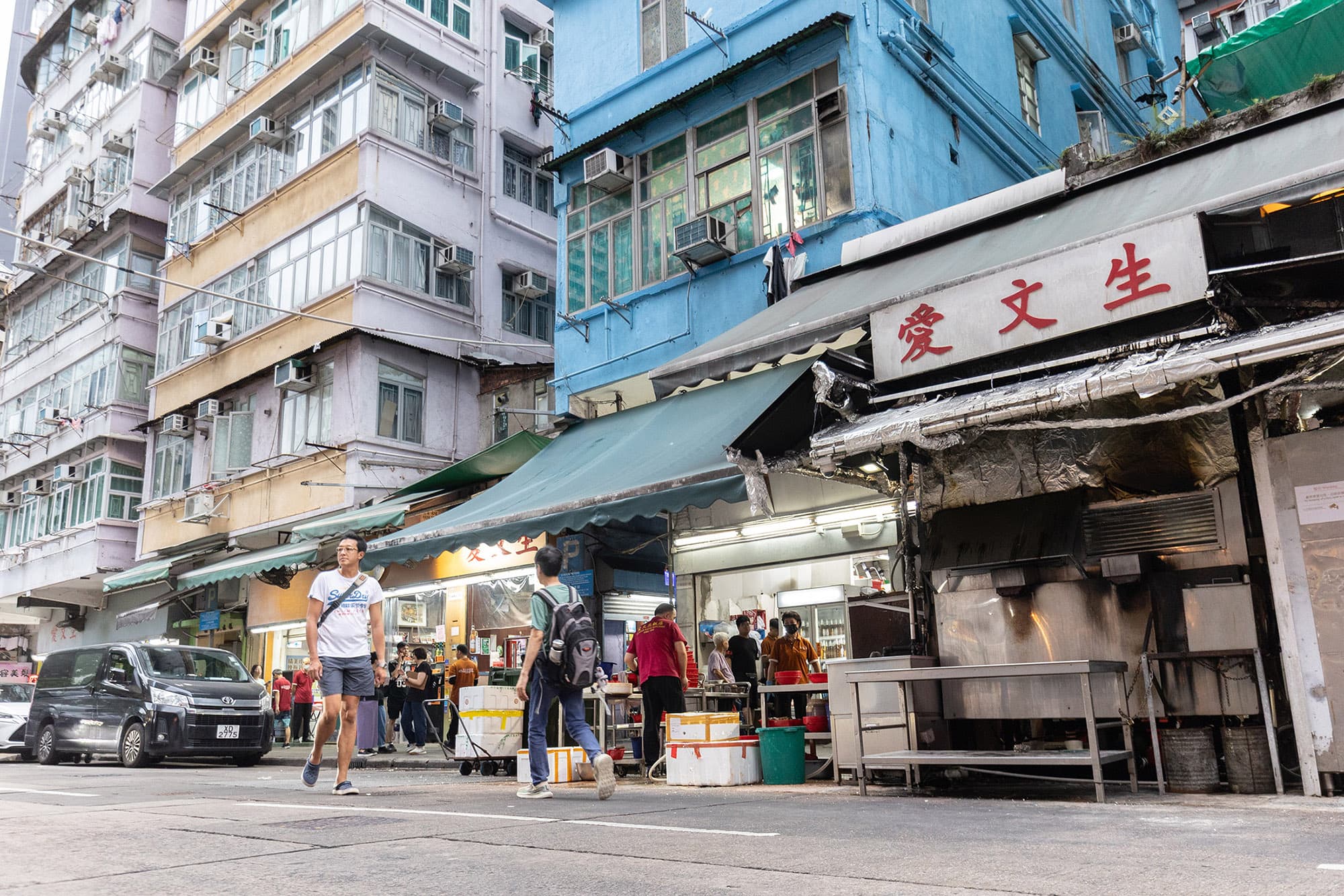 「愛文生飯店」坐落於深水埗與荔枝角交界,是香港碩果僅存的大排檔,承載近70年的街頭飲食記憶。