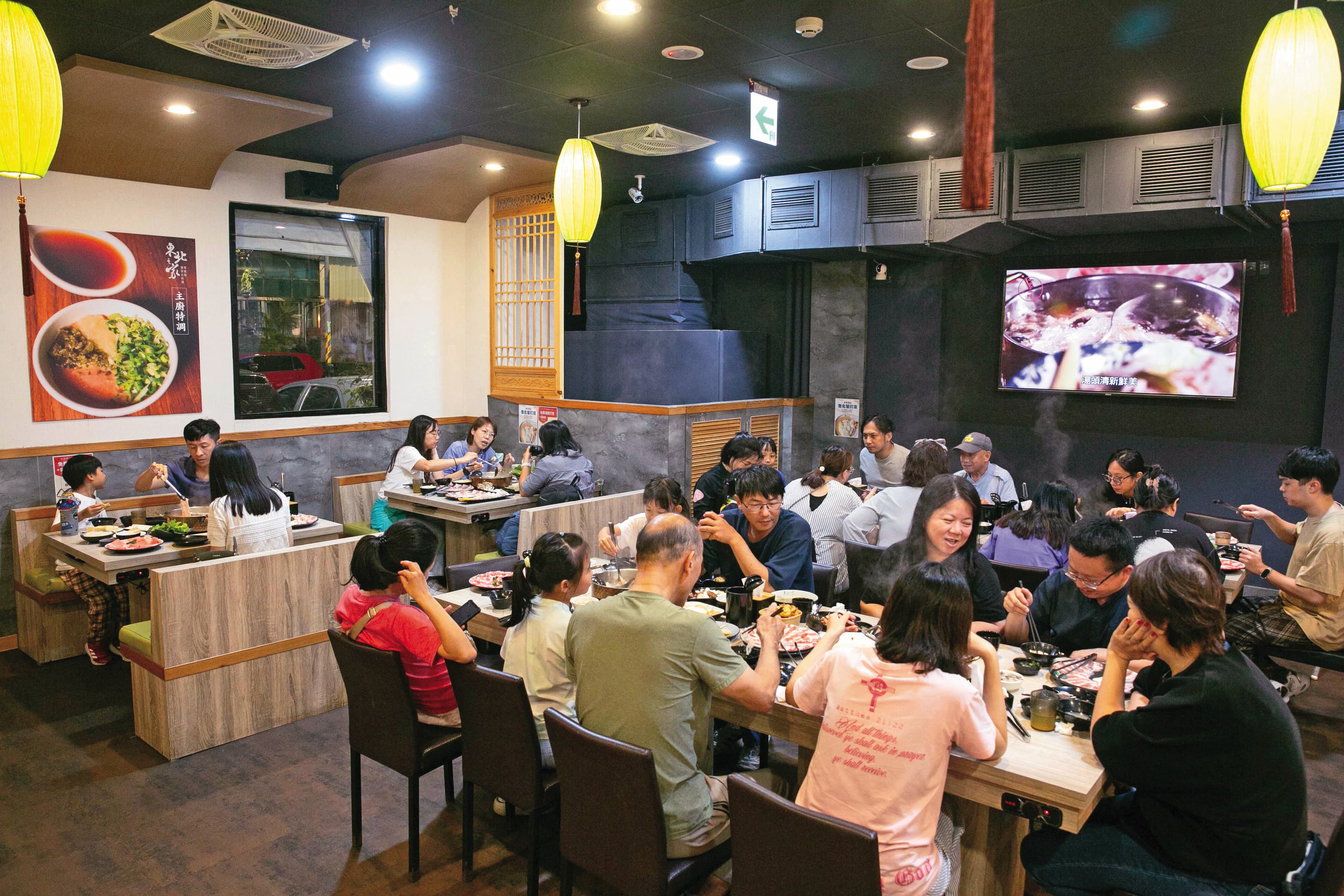 週五晚間的東北之家林口店幾乎滿座,營業額已回到疫情前水準