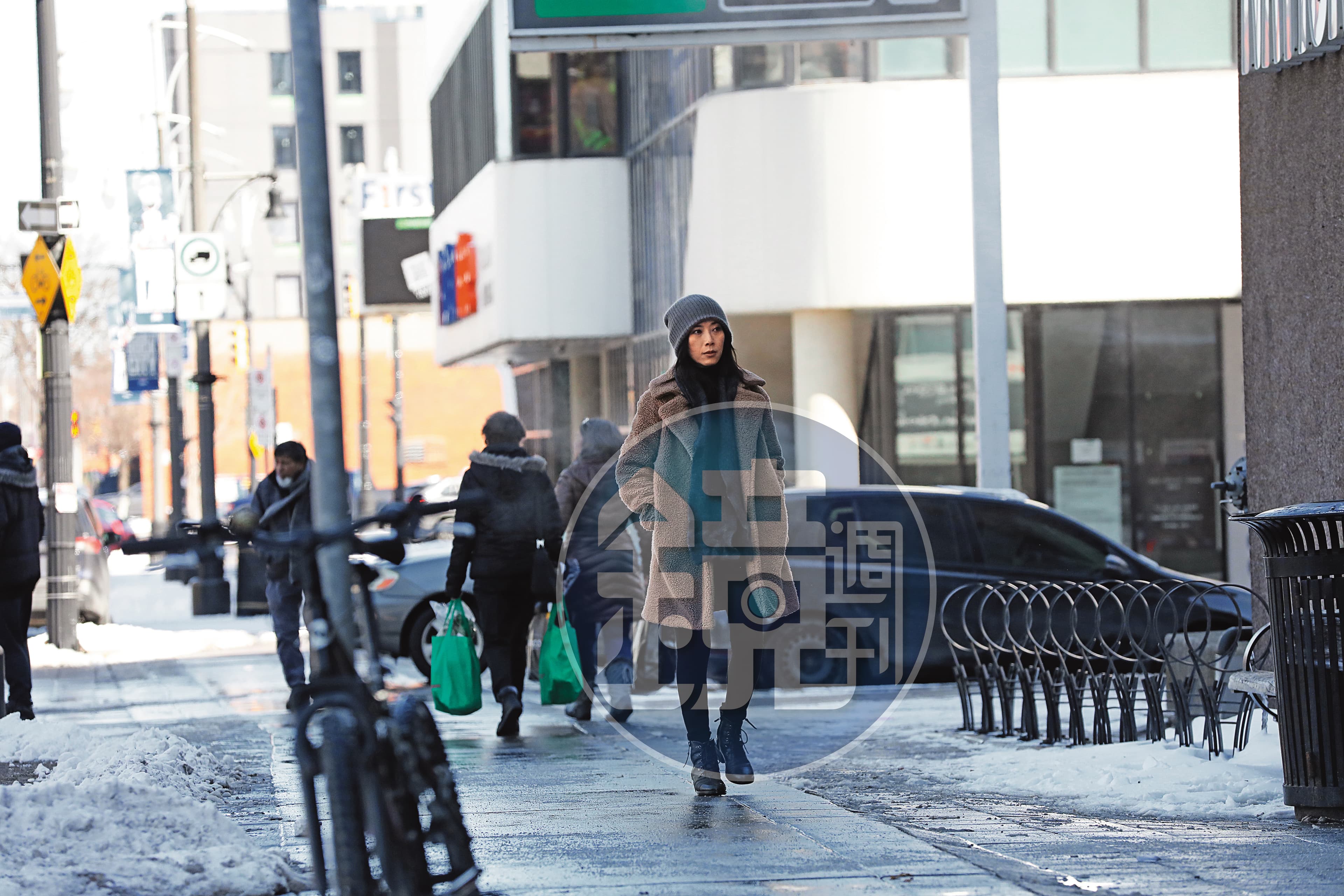 貴婦奈奈一人走在加拿大漢米爾頓市街道,即便外套包得緊緊,仍可見身形消瘦。