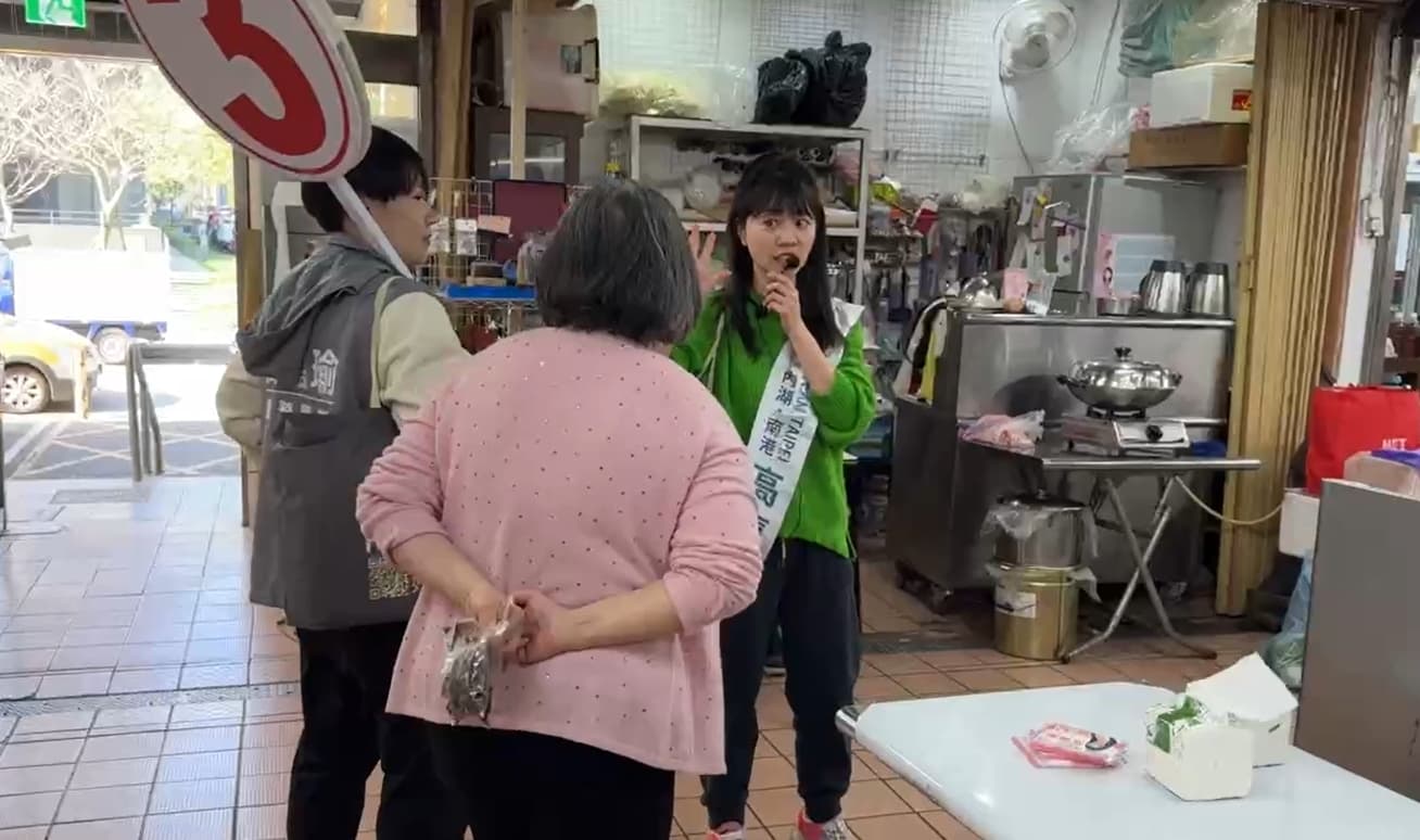 高嘉瑜市場拜票巧遇對手李彥秀媽媽,雙方在市場內吵了約2分鐘。(翻攝自高嘉瑜臉書)