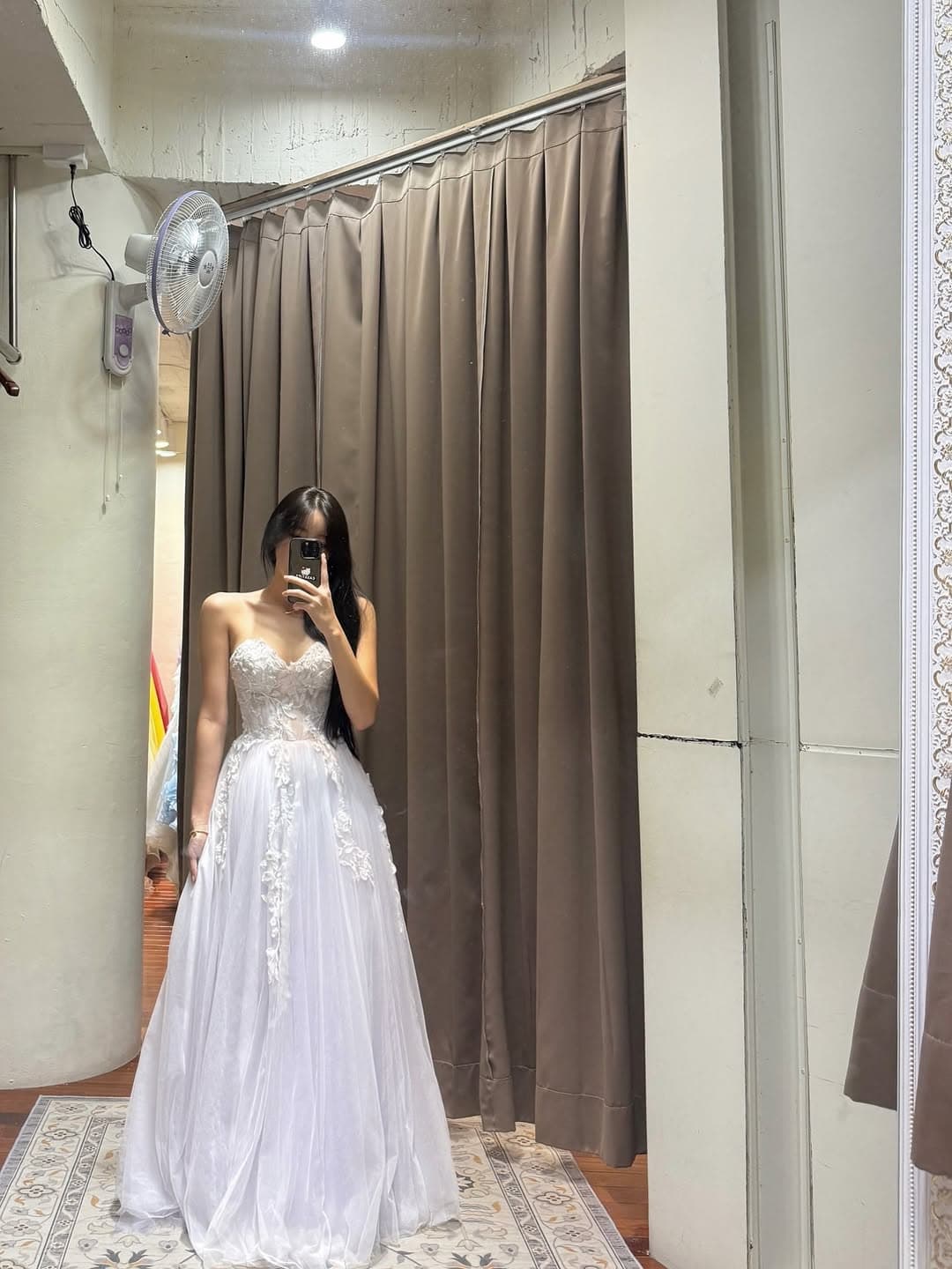 安芝儇穿上深V馬甲禮服,展現好身材。(翻攝IG)