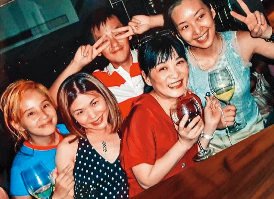 黃子佼(中)和李明依(左一)、張清芳(左二)、路嘉怡(右一)都因張小燕(右二)的關係,從年輕時就是好友。(翻攝自李明依IG)