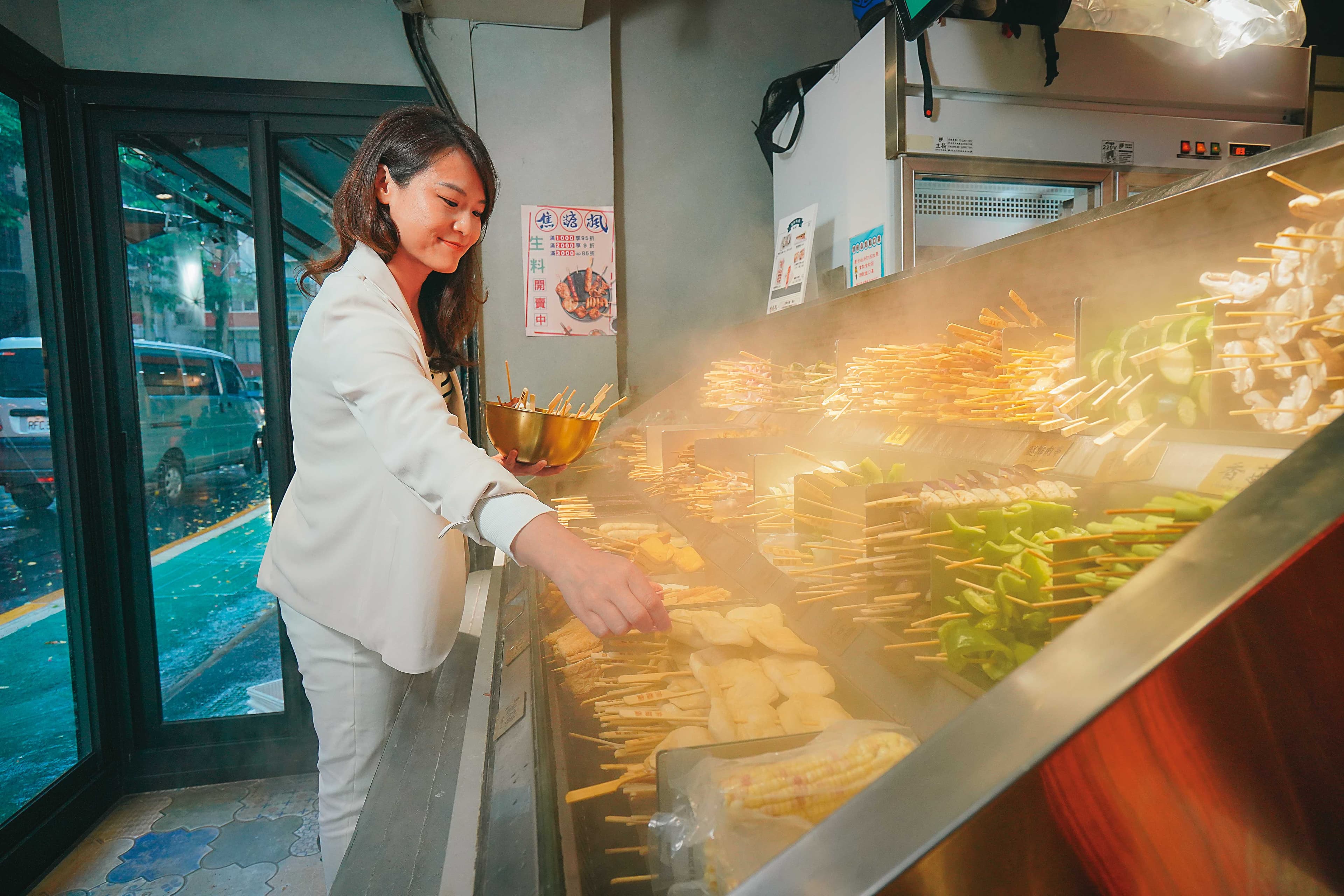 改成內用店形式後,進一步提升食材的保鮮與保潔度。陳妍霖說,現階段準備60樣食材供挑選,客人能入座舒適享受美食,客單價一舉拉高到380元。