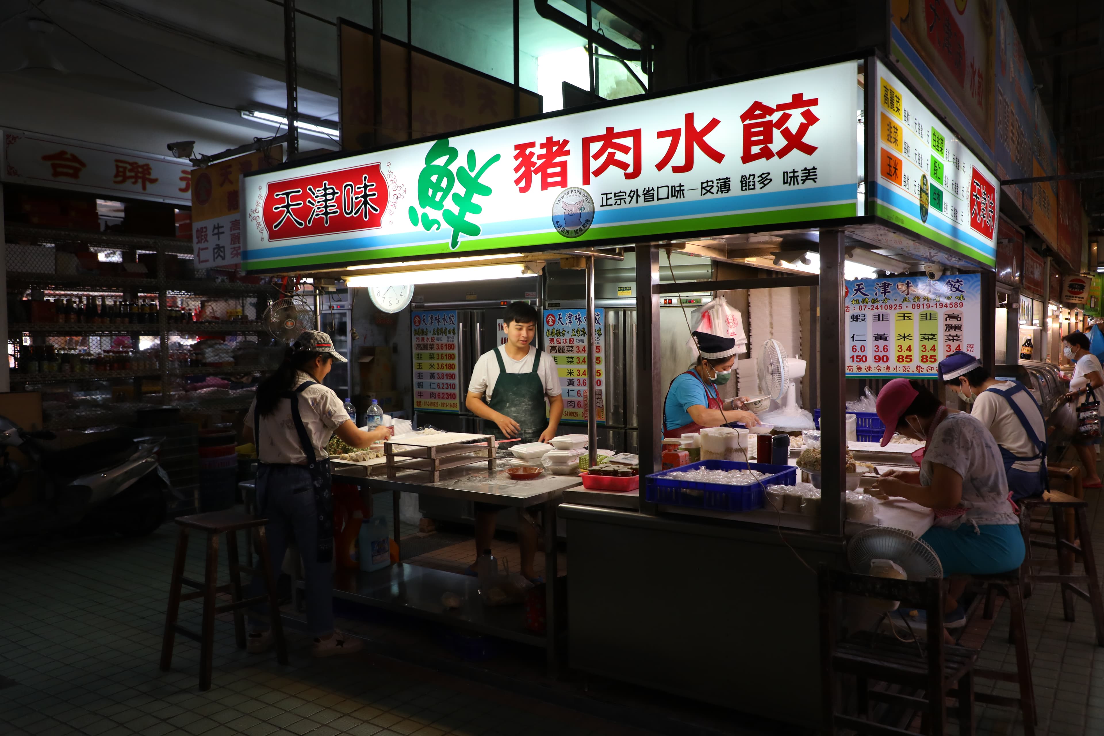 天津味水餃每天在攤子上現包水餃,全力趕工依舊供不應求。