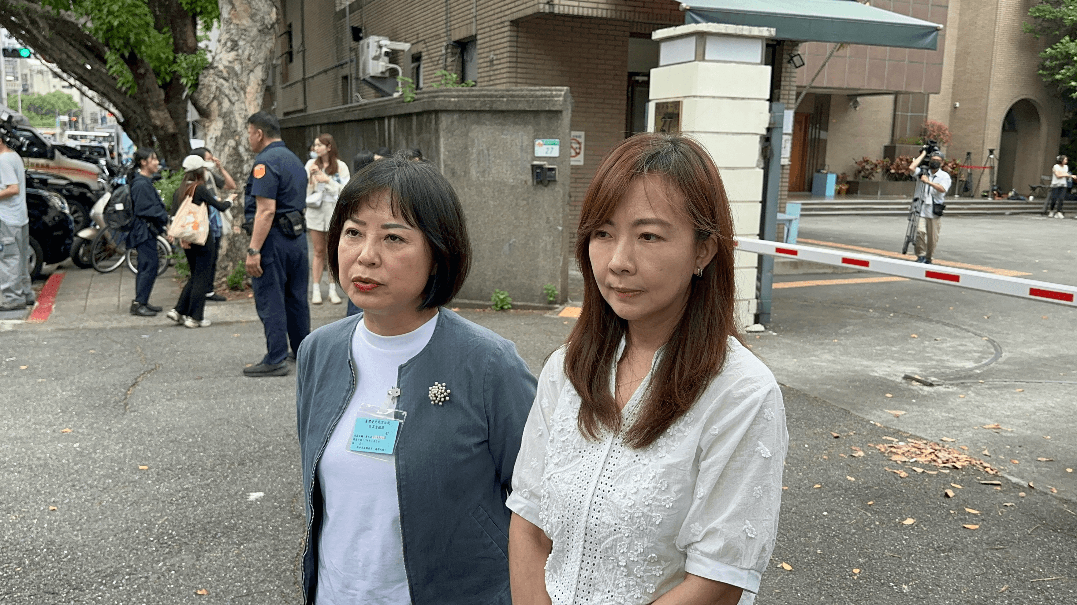 立委林月琴(左)、郭昱晴到台北地院旁聽剴剴案。(劉志原攝)