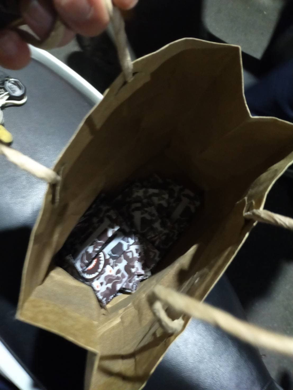 毒咖啡包放在紙袋內。(翻攝畫面)