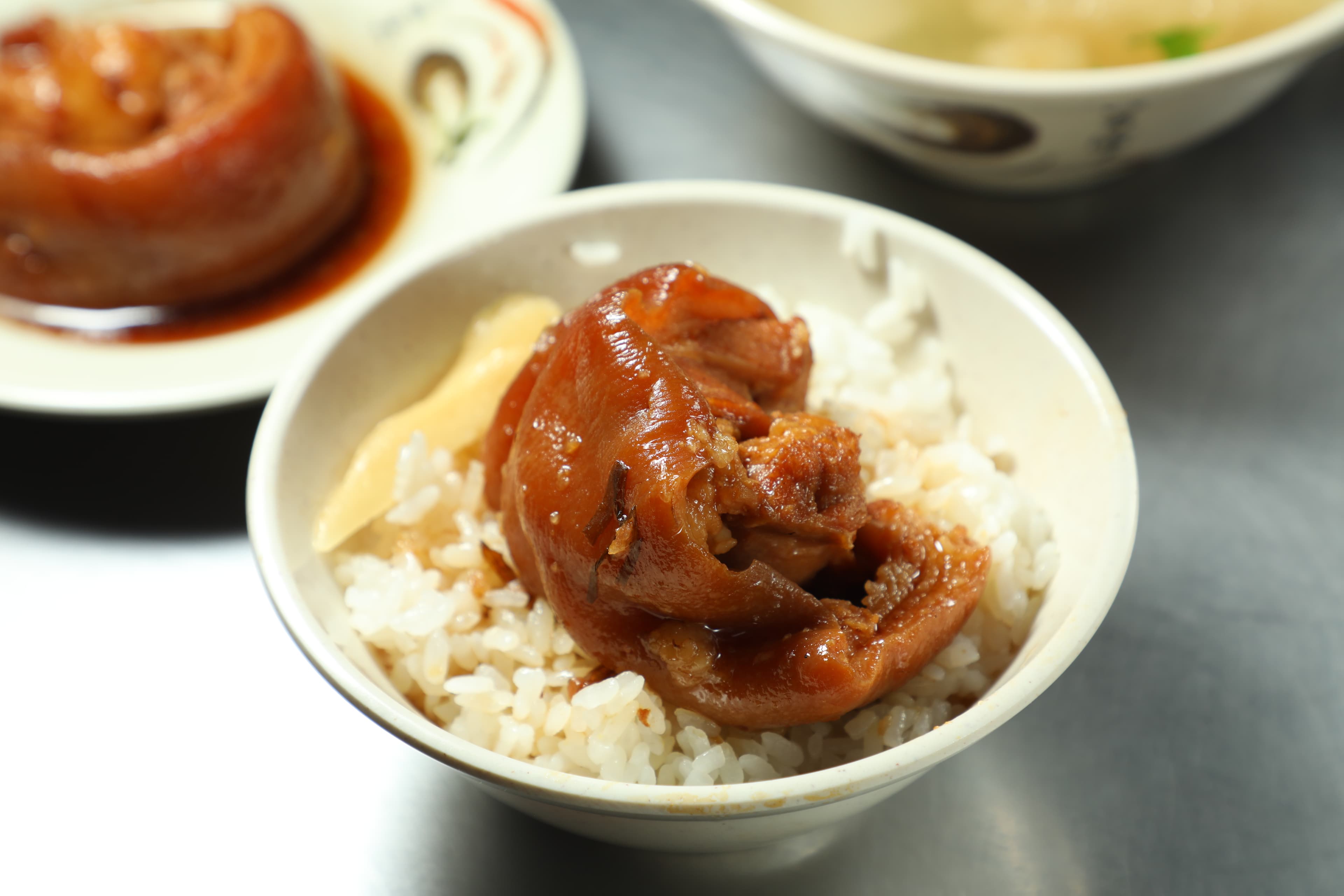 這一碗「爌肉飯」上面躺著一塊肥敦敦的爌肉,筷子一夾肉就輕易斷開。(65元/小份)