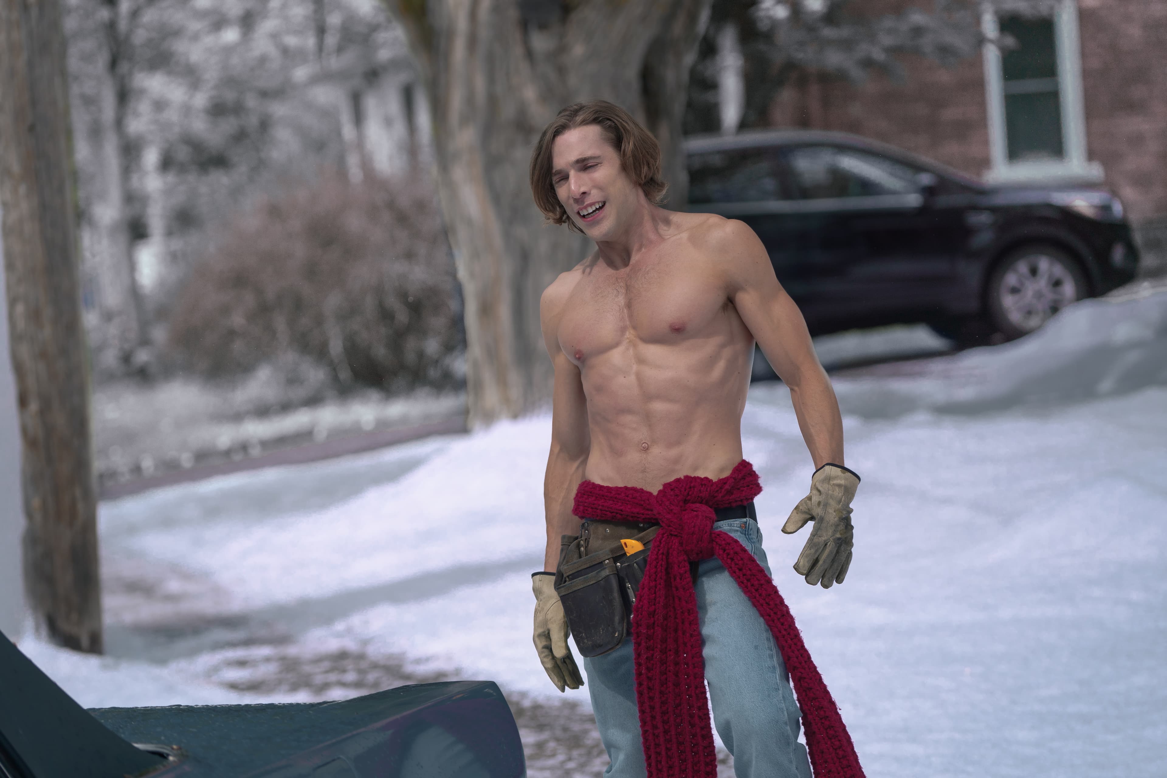 《這個雪男不太冷》的看頭就是雪人變成「真人化」後,很少穿衣服。(Netflix提供)