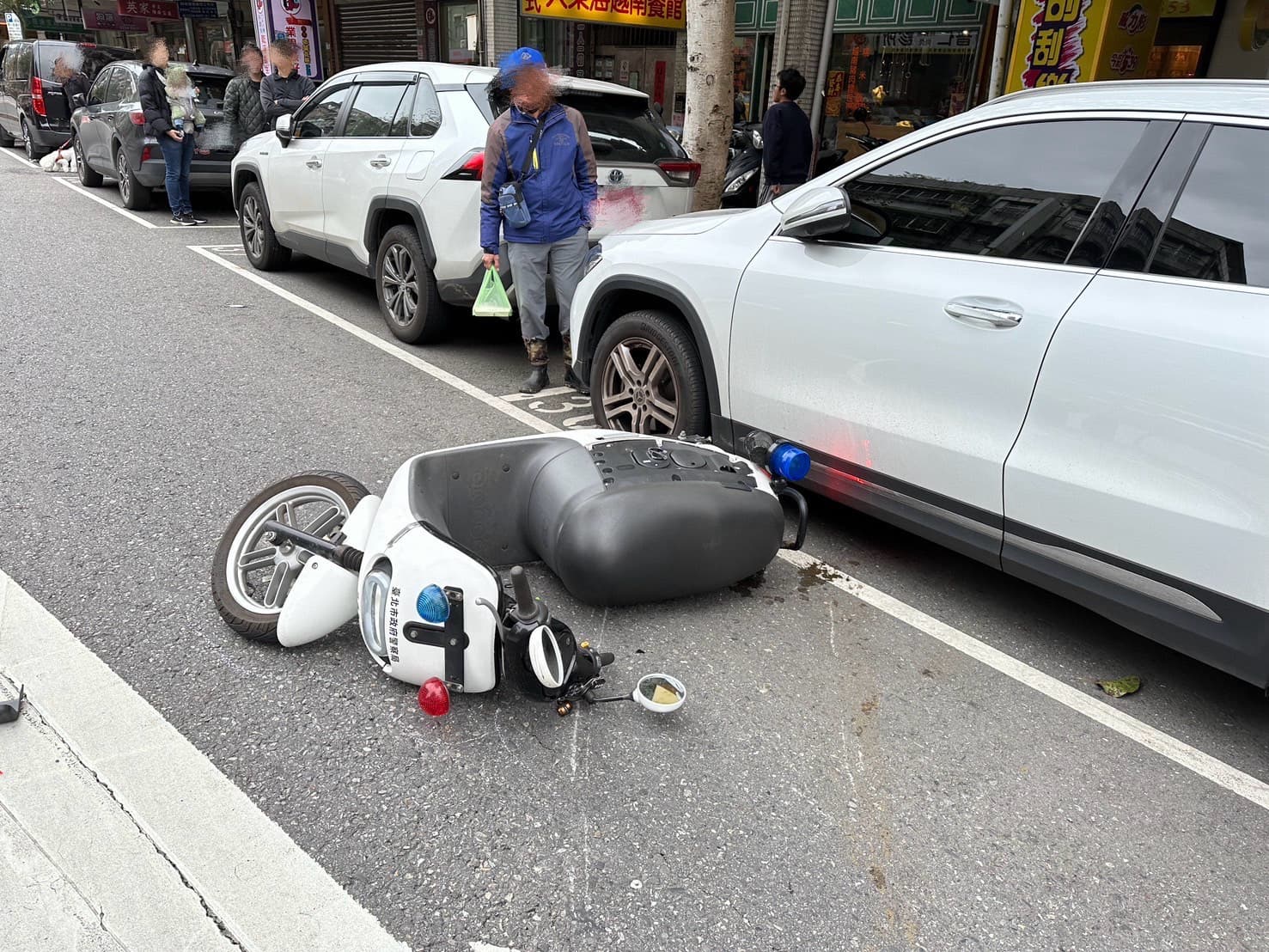 員警遭追撞倒地,警用電動機車也有毀損。(翻攝畫面)