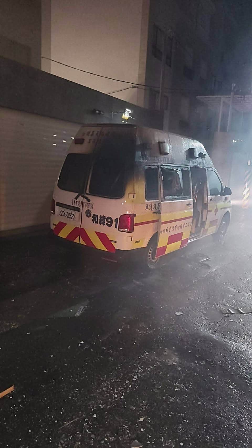 救護車遭爆炸波及,明顯毀損。(翻攝童小芸臉書)