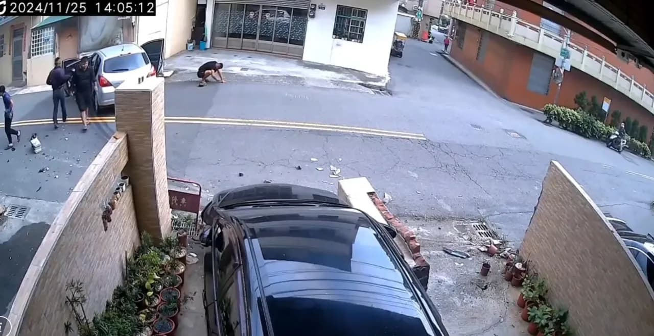 撞擊力道大,發出巨大聲響驚動了附近居民,而酒駕男友人痛得蹲地,仍想負傷逃跑。(翻攝畫面)