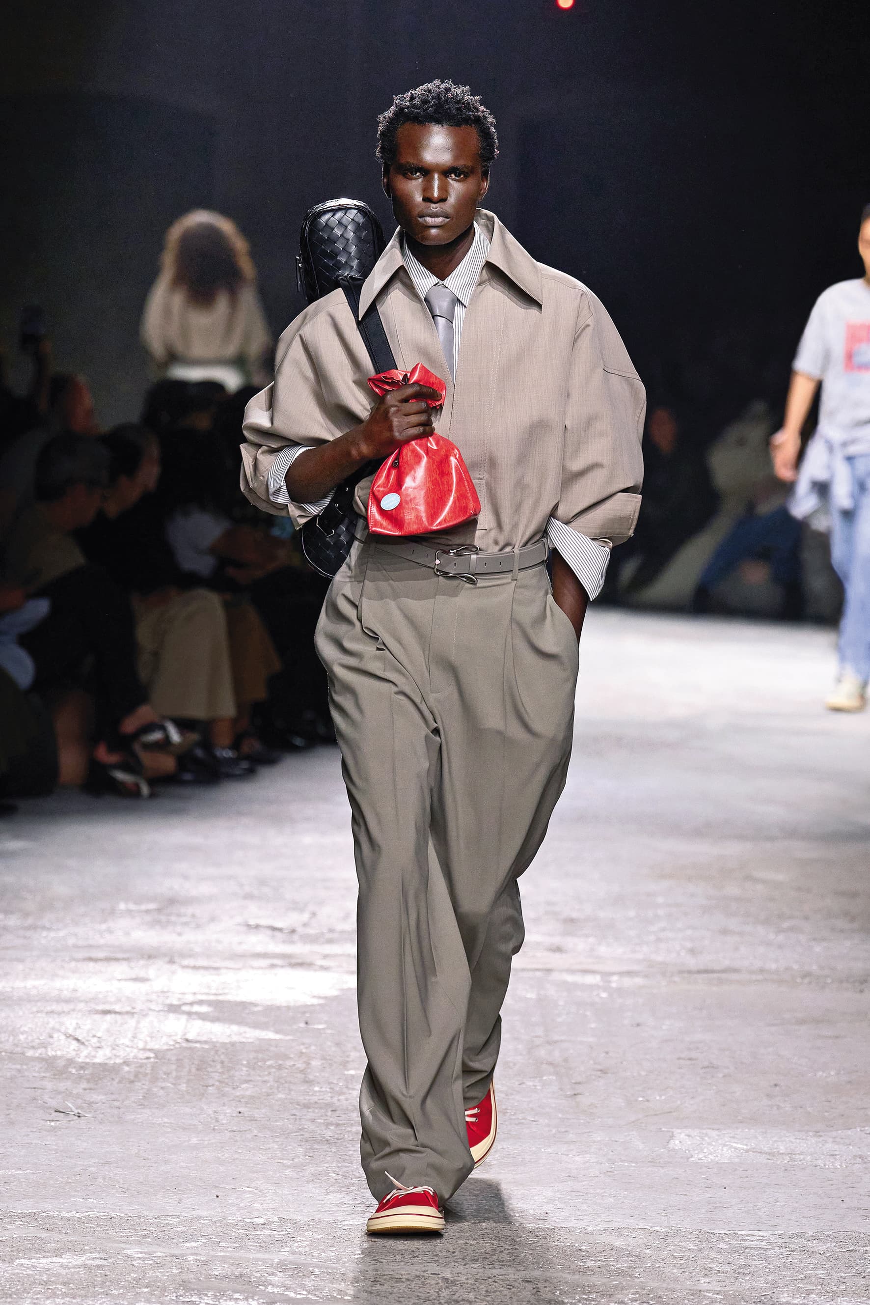 2025年春夏服裝發表會上,Model穿著ELIOT休閒鞋走秀。NT$31,500(BOTTEGA VENETA提供)