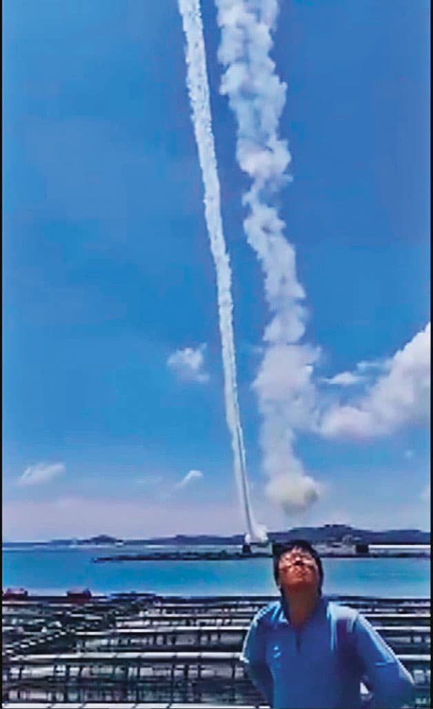 中共在裴洛西離台後發動大規模軍演,甚至發射東風飛彈飛越台灣上空。(翻攝自微博)