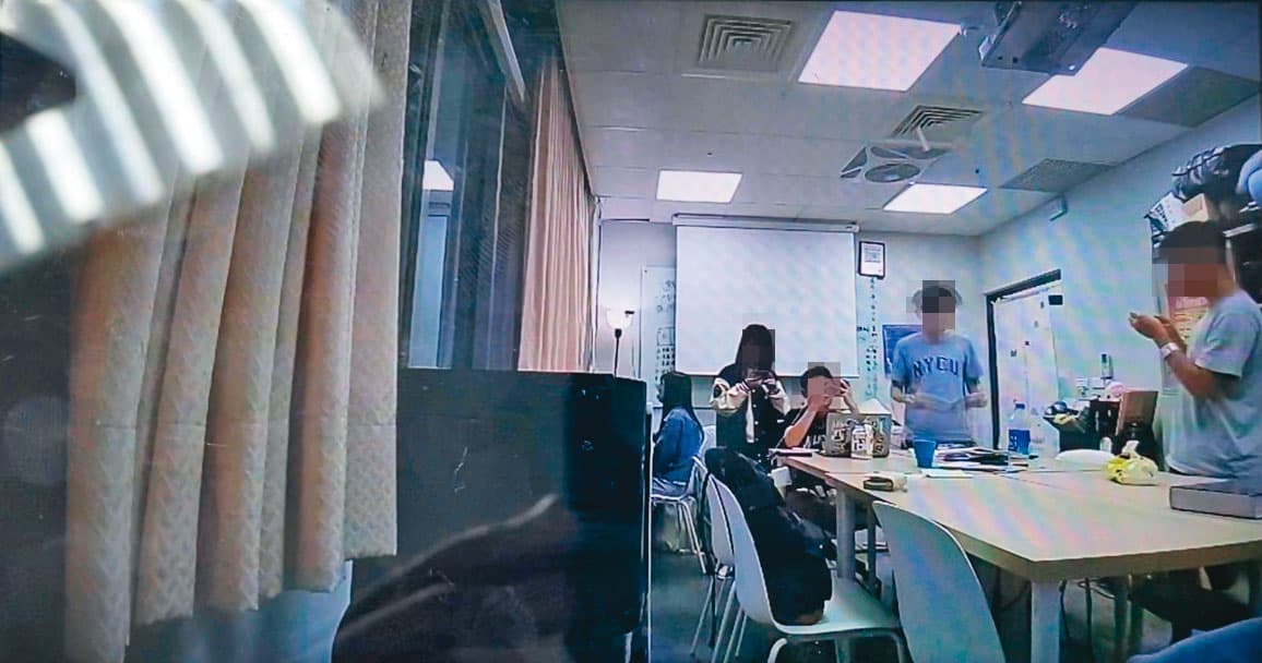 學生會辦公室的窗台被藏了一支手機,長時間偷拍室內狀況。(讀者提供)