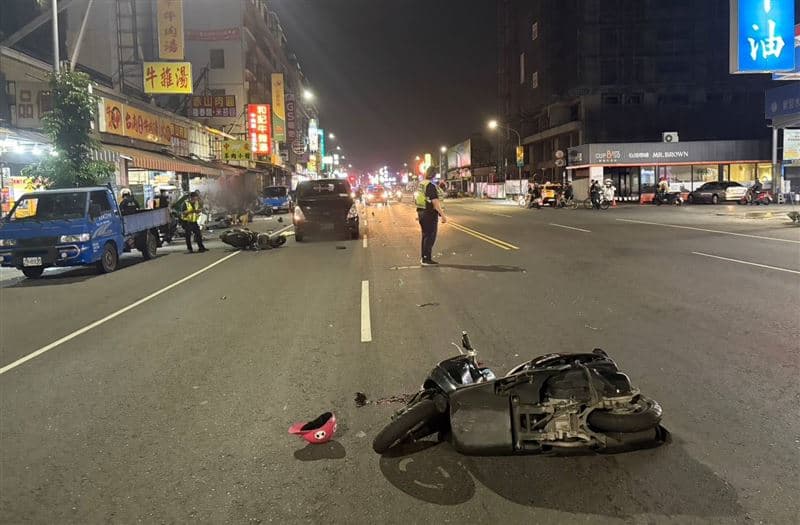 楊姓男子毒駕,由於追撞力道猛烈,不僅機車零件散落一地,也釀嚴重死傷。(翻攝畫面)