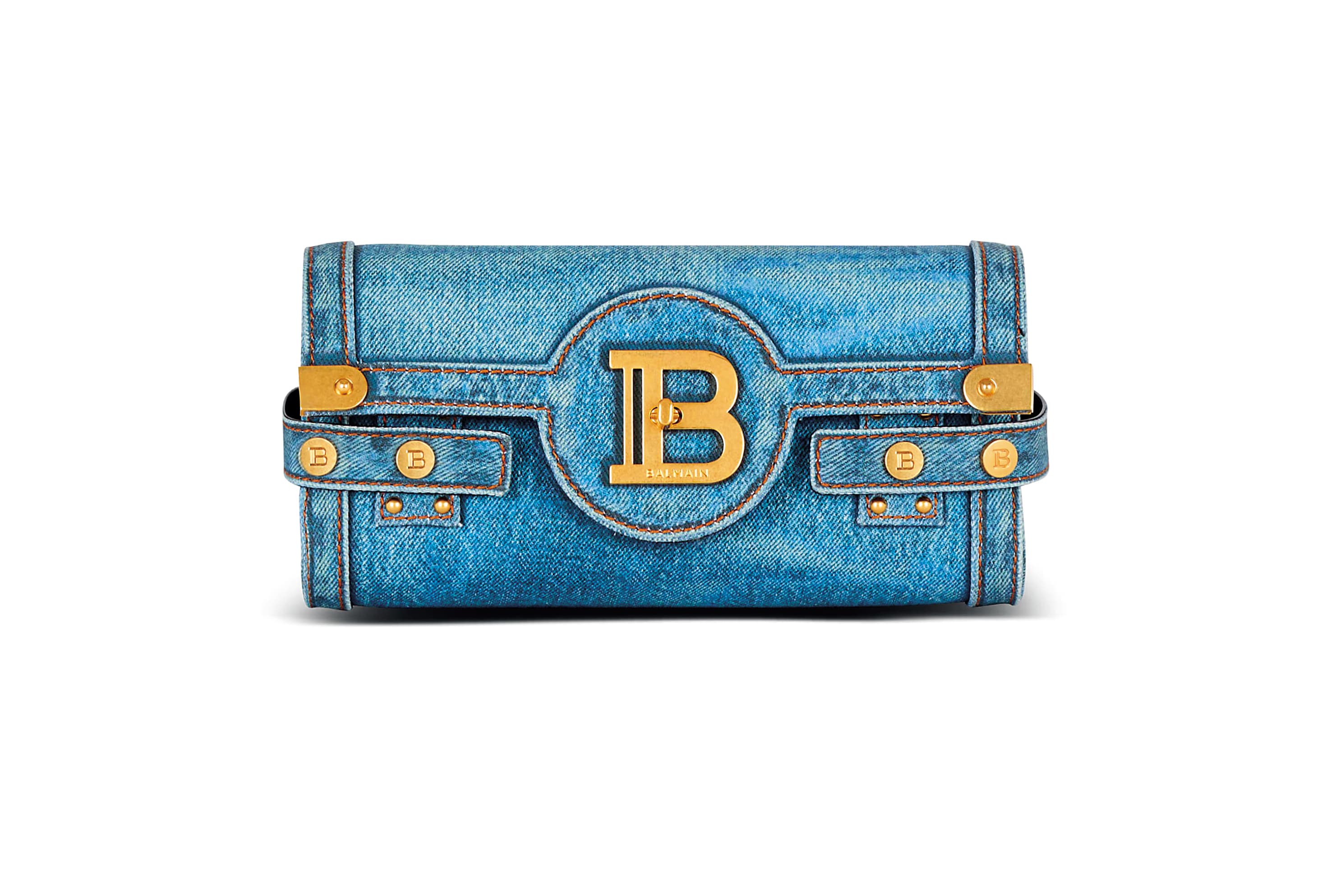 明亮系的蔚藍色,好心情不請自來。B-BUZZ POUCH 23牛仔印花帆布包 NT$56,000(BALMAIN提供)