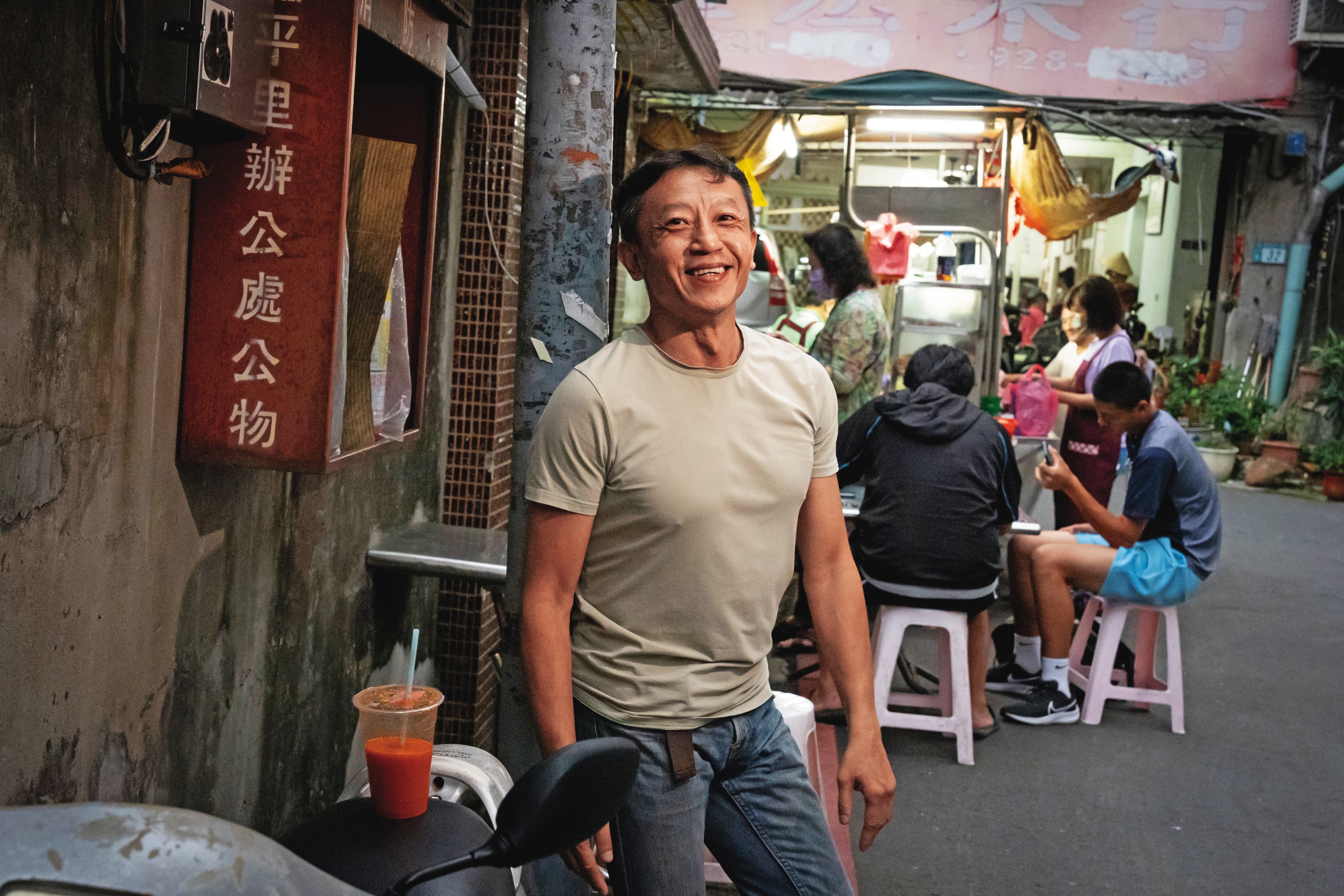 楊雅喆長年在新北永和租屋而居,生活動線就是住家方圓500公尺,他說《血觀音》劇本還是在四號公園的圖書館寫的。