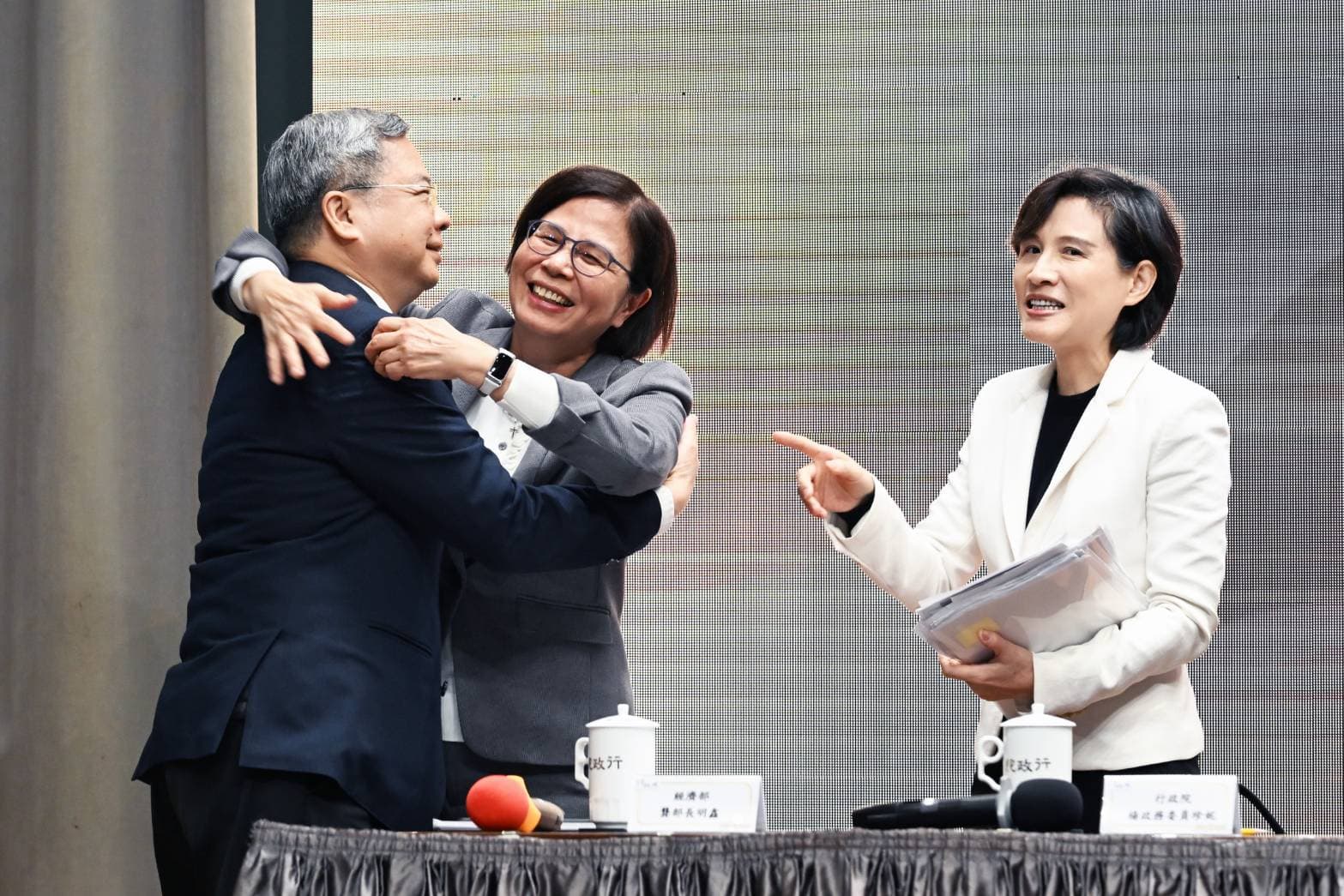 楊珍妮也與經濟部長龔明鑫擁抱。(鏡報林煒凱)