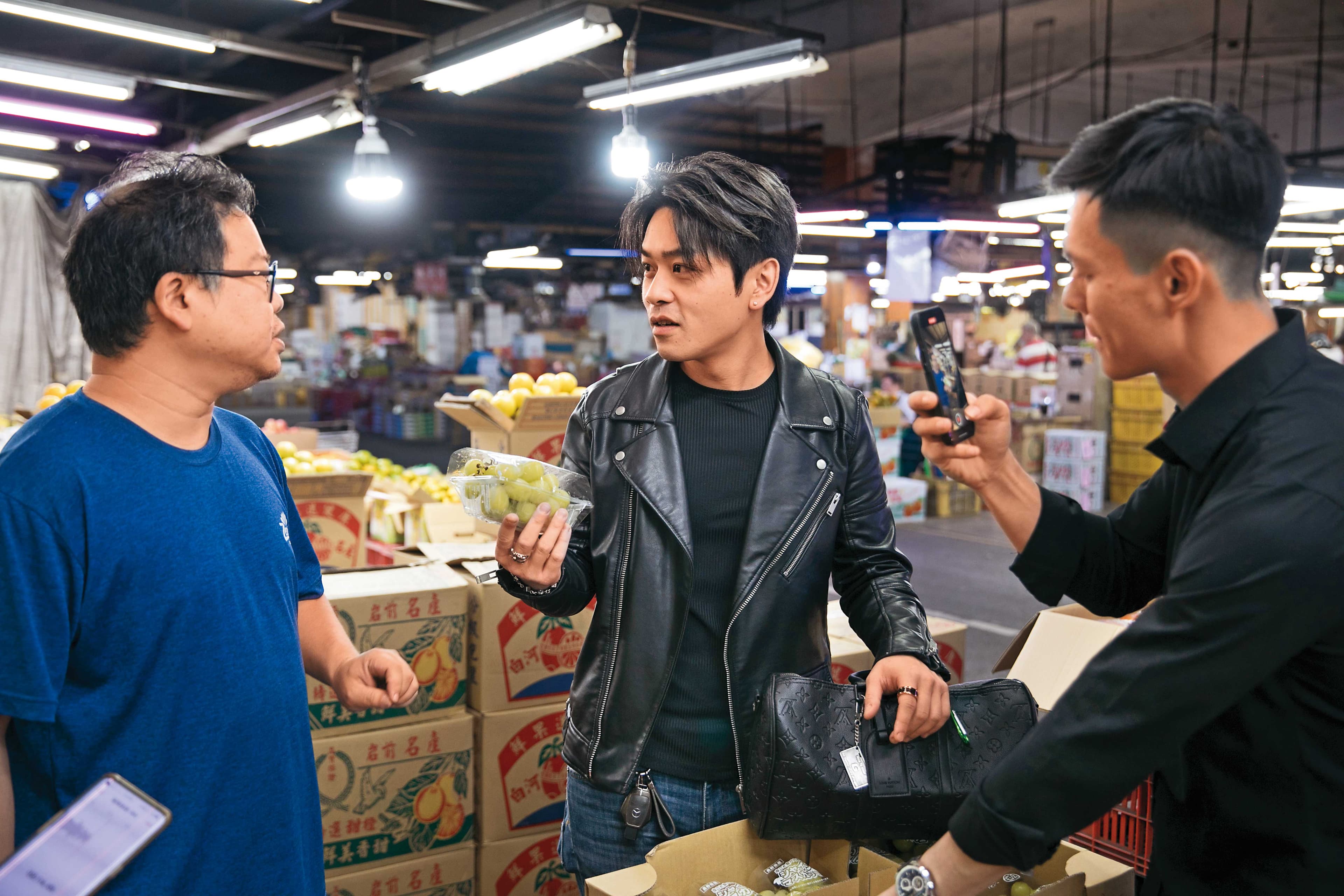 為了截貨,李祖恩(中)凌晨3點就到新北三重果菜市場挑水果,他表示現在氣候變遷下,水果品質不是那麼穩定,只有親挑、試吃才能拿到當季最好的水果。