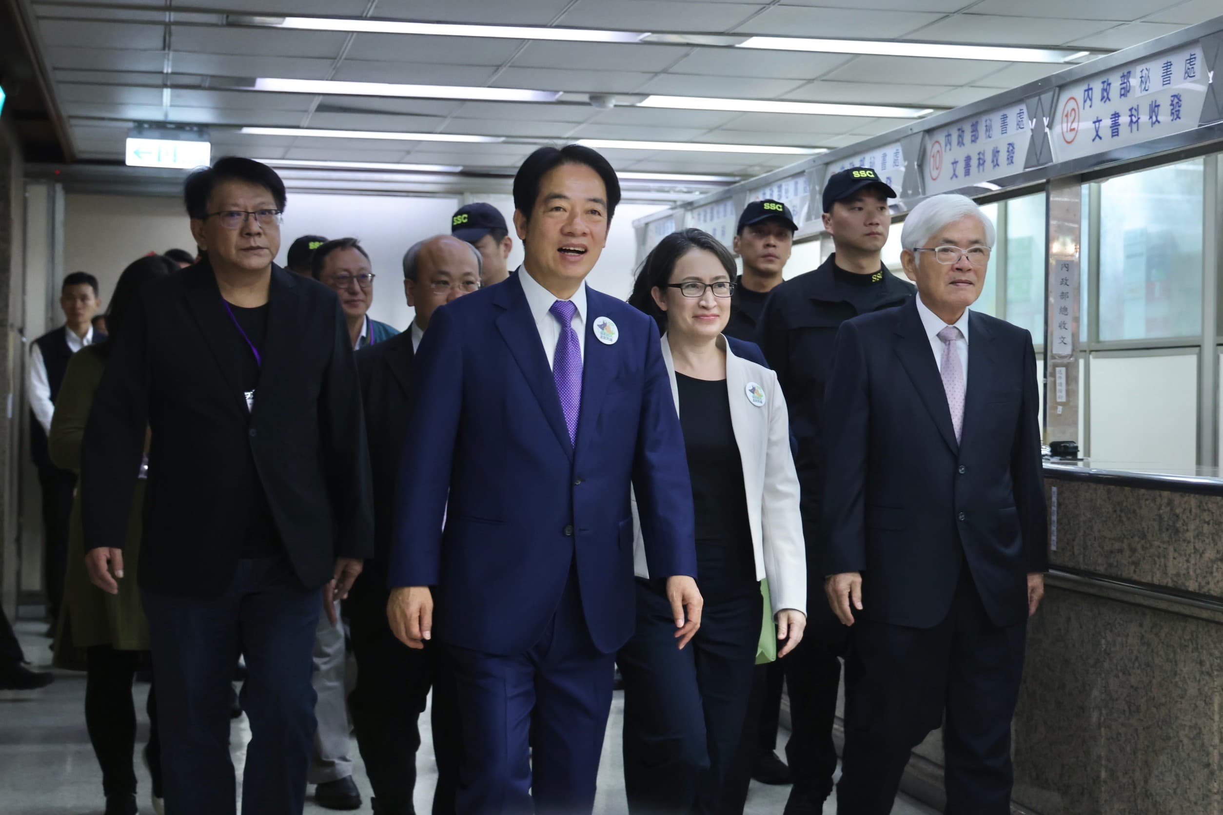 賴清德與蕭美琴今天上午9點前往中選會,正式完成登記作業。