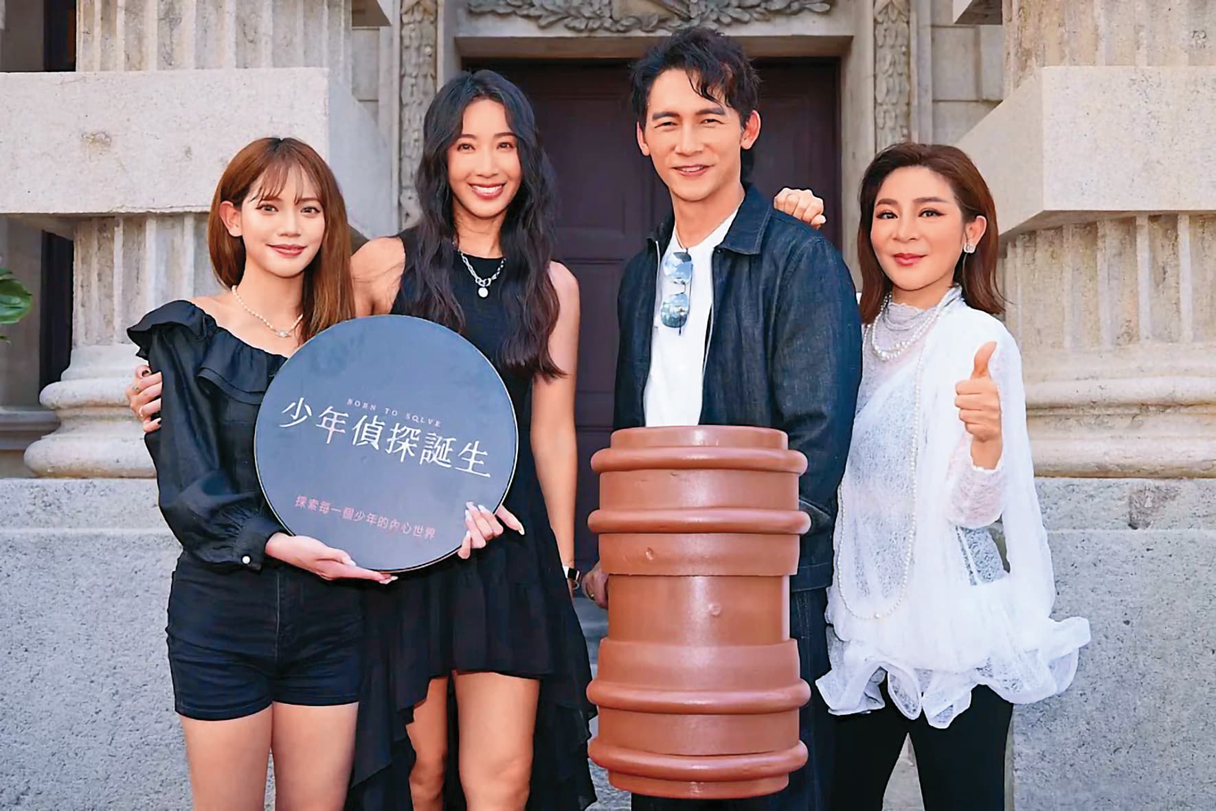 隋棠(左二)和温昇豪(右二)最近加入實境綜藝《少年偵探誕生》,擔任常駐嘉賓。(灰人文化提供)