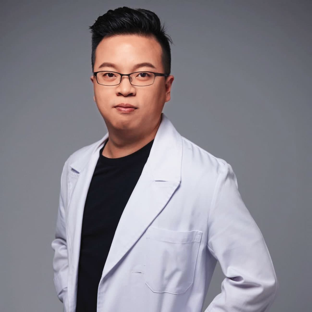 前元和雅醫師柯安達否認恐嚇元和雅,還在個人社群PO出多張診間遭駭患者照片自清,但即便他打上馬賽克,恐仍觸犯妨害祕密罪。(翻攝柯安達臉書)