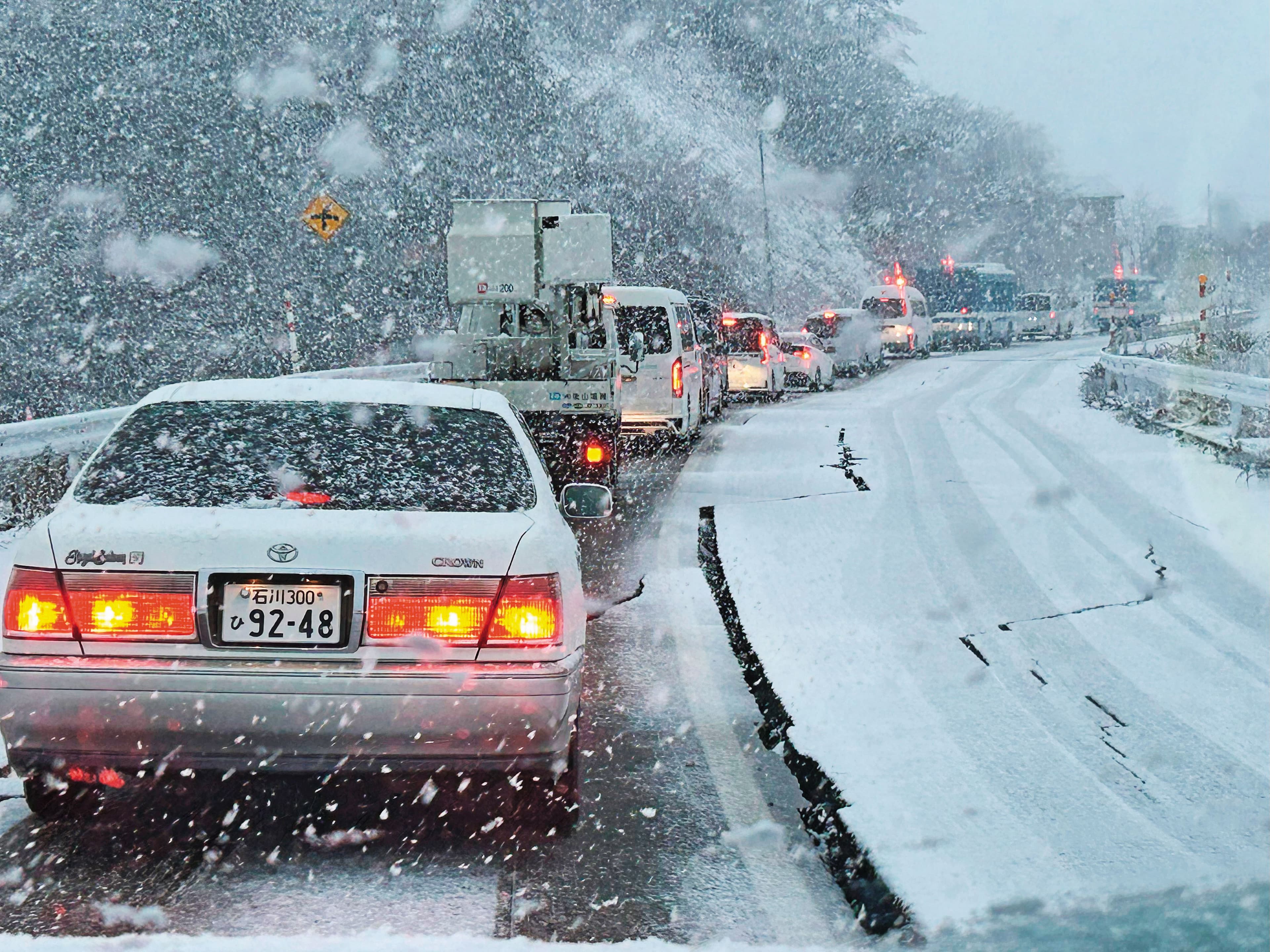 能登半島道路多處因地震崩裂,又因為大雪更加難行。(台災協會提供)