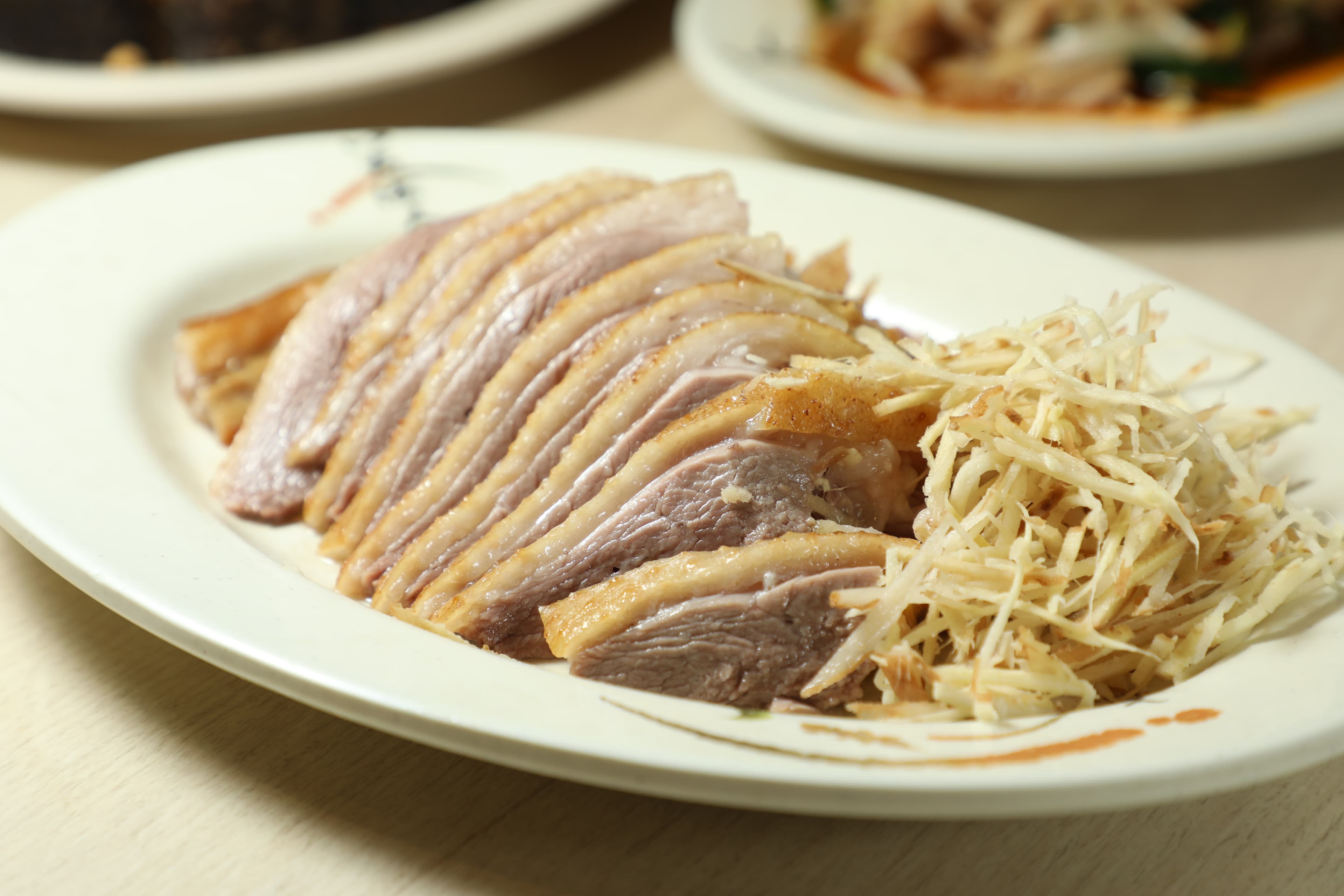 「南平鵝肉專賣店」的招牌煙燻鵝肉,肉質粉嫩多汁。