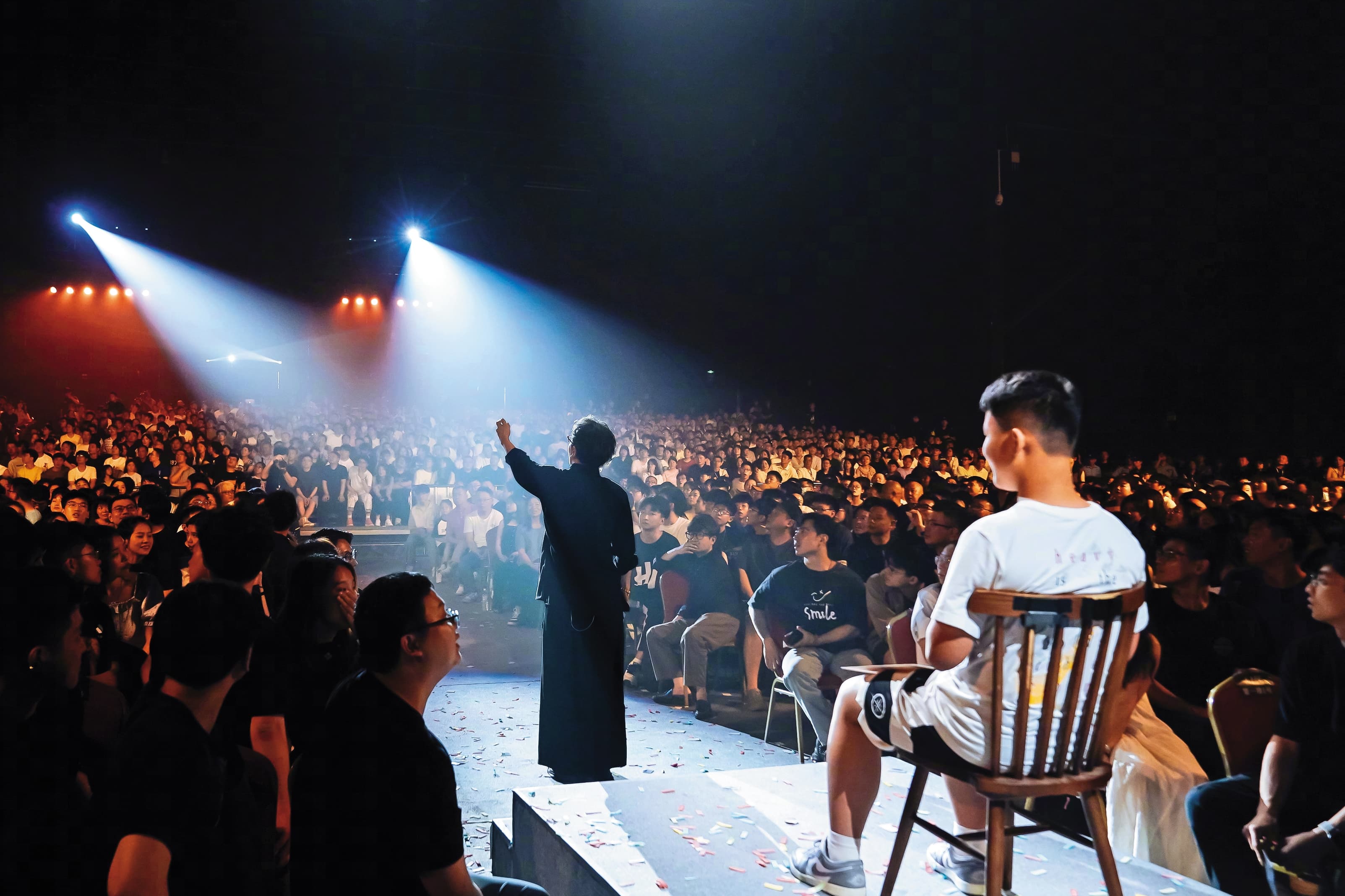劉謙春晚表演結束後展開巡演,舞台上的表演魅力獲得台下觀眾讚賞。(翻攝自劉謙微博)