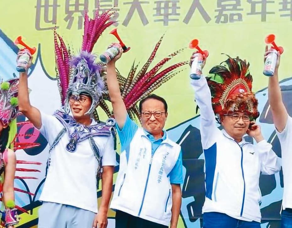 侯友宜(右)日前在活動上與黃國昌(左)同框,被問到昌狗仔風波,侯直言「當事人都要主動說明、接受檢驗」。(新北市新聞局提供)