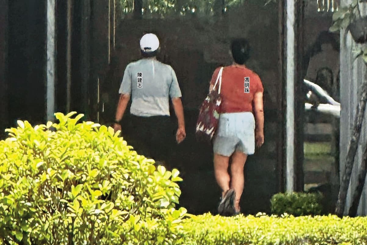 07/13 12:44 陳建志與馮明珠外出運動、購物後,又一起走回同居大樓。(讀者提供)