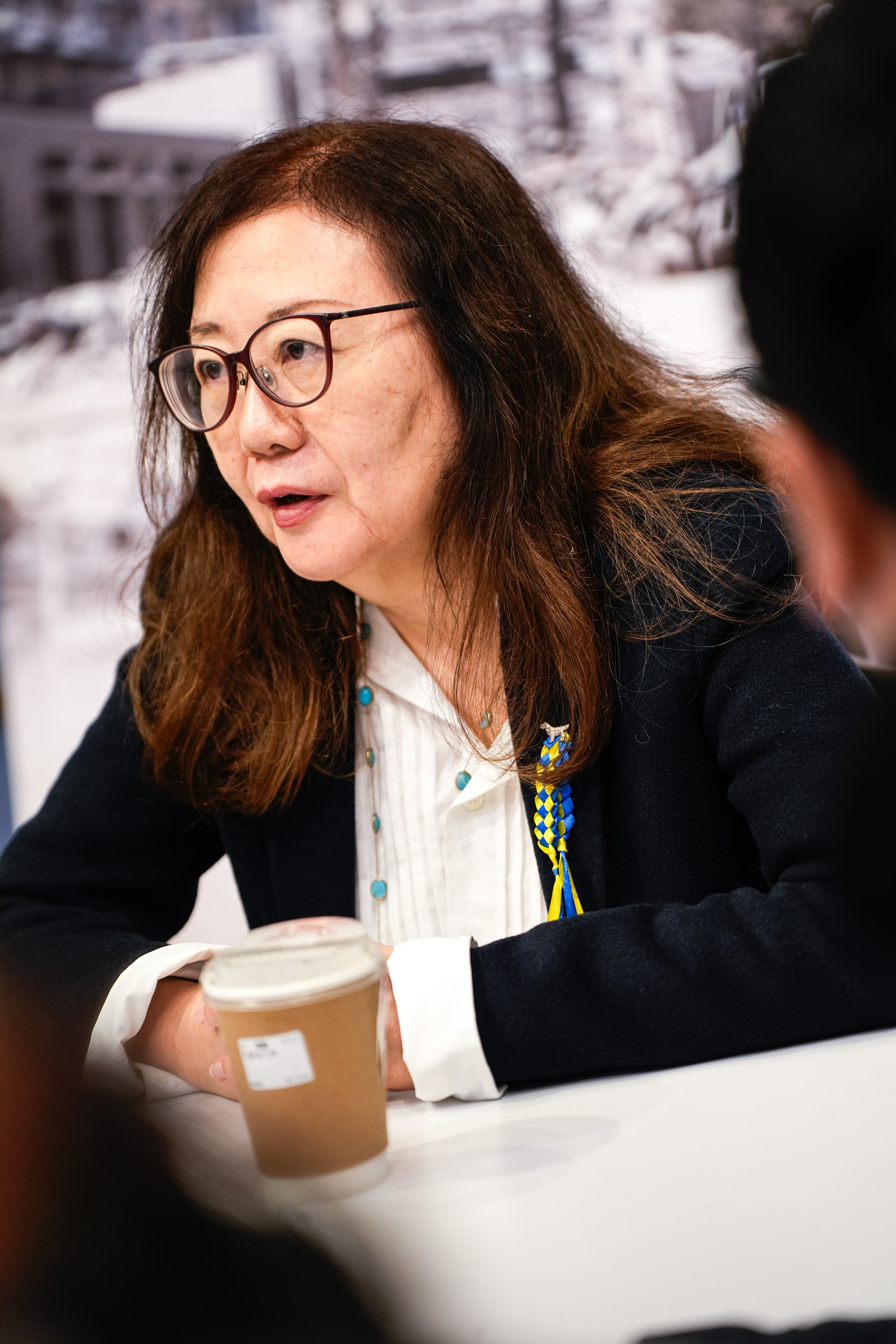 日本紀錄片導演山田茜與合作多年的攝影師谷茂岡 稔前往烏克蘭戰區,紀錄當地貓狗的命運。