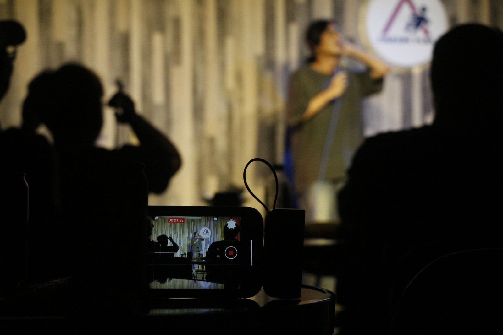 在 Open Mic (即笑話測試場),演員也會透過錄影的方式紀錄自己的表演,並持續修正,直到下一次站上 Open Mic。(攝影:徐湘芸)