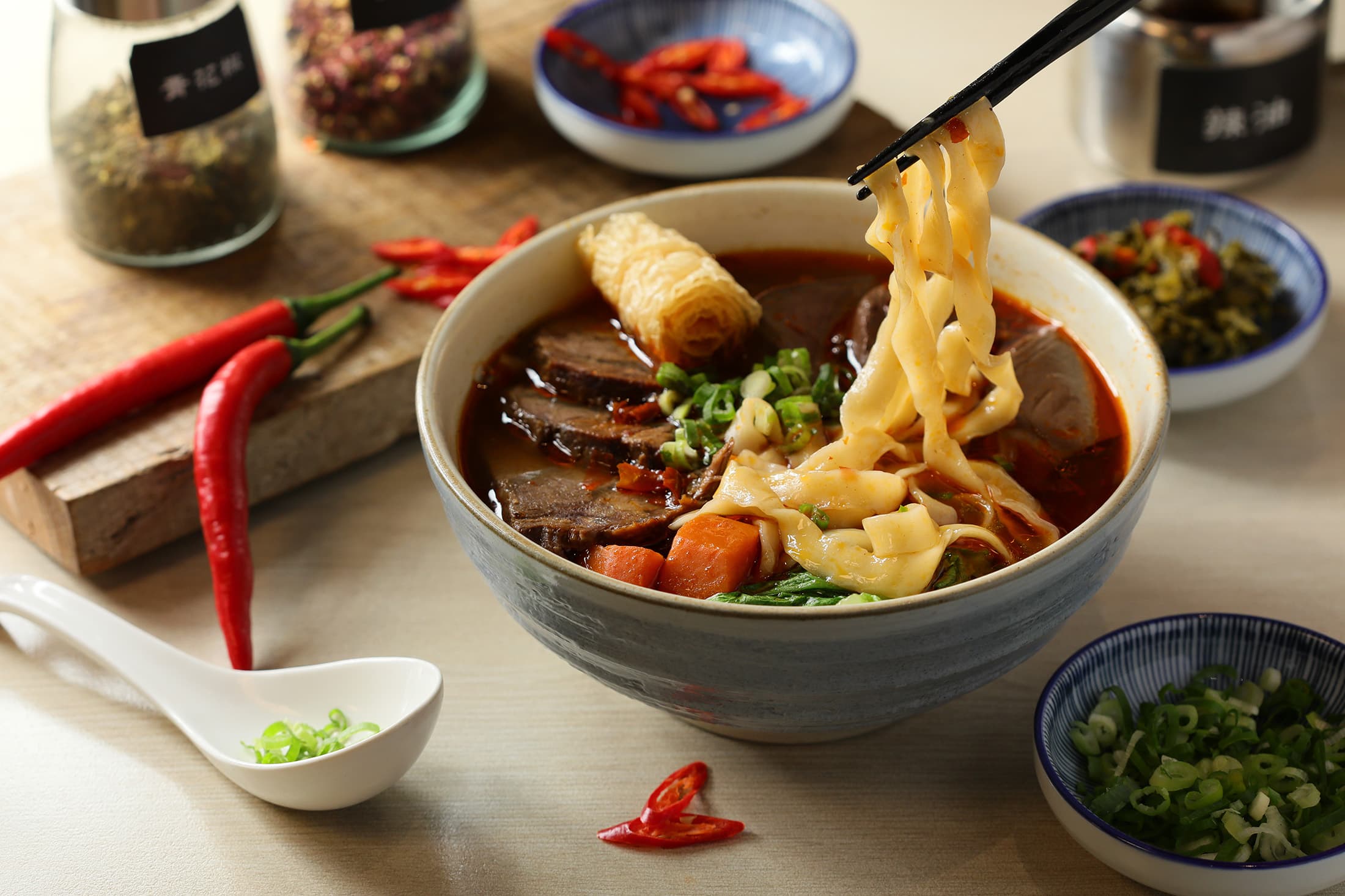 店內的牛肉麵上桌前,會附上一塊響鈴卷,很適合泡著牛肉湯一起享用。