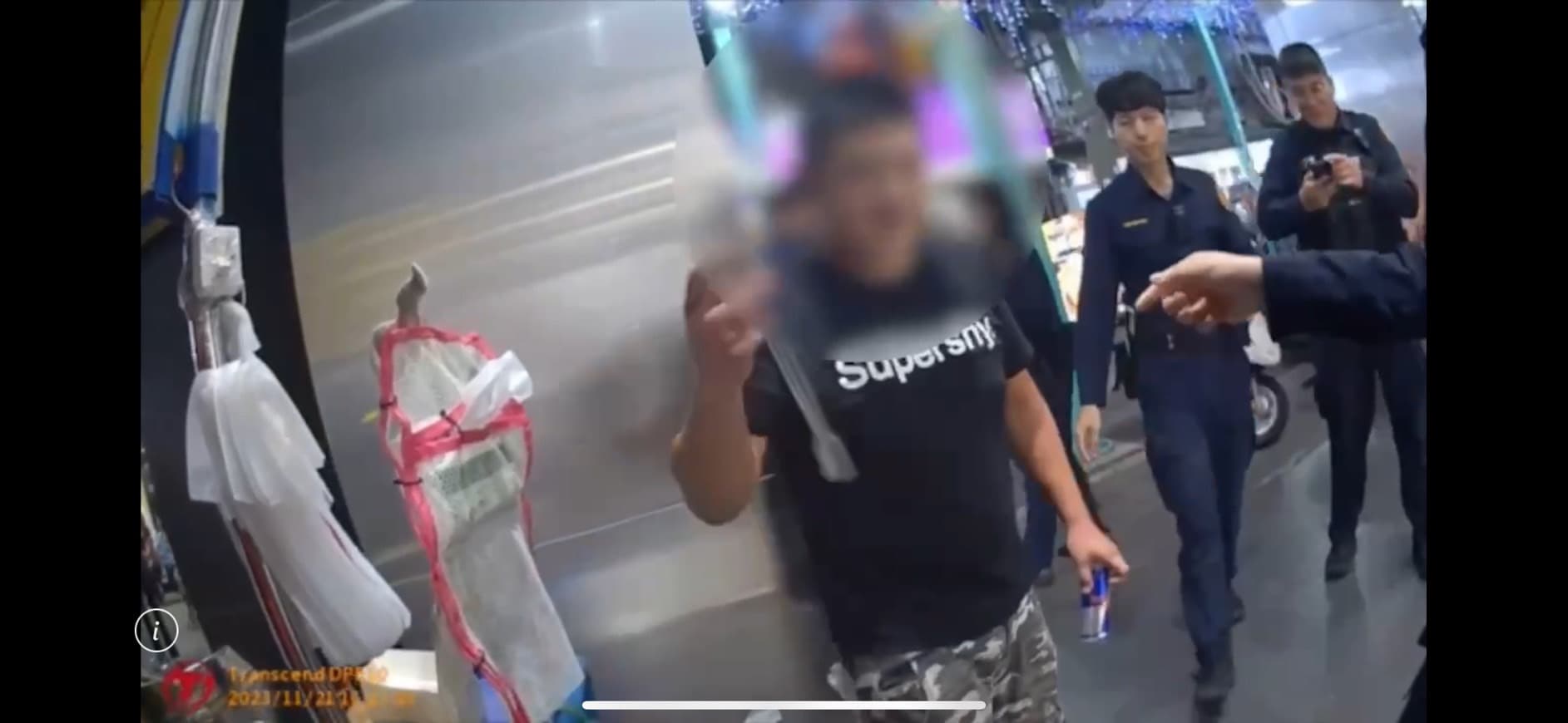 警方到場後制止趙男,並要他交出傷人的鐵夾。(翻攝畫面)