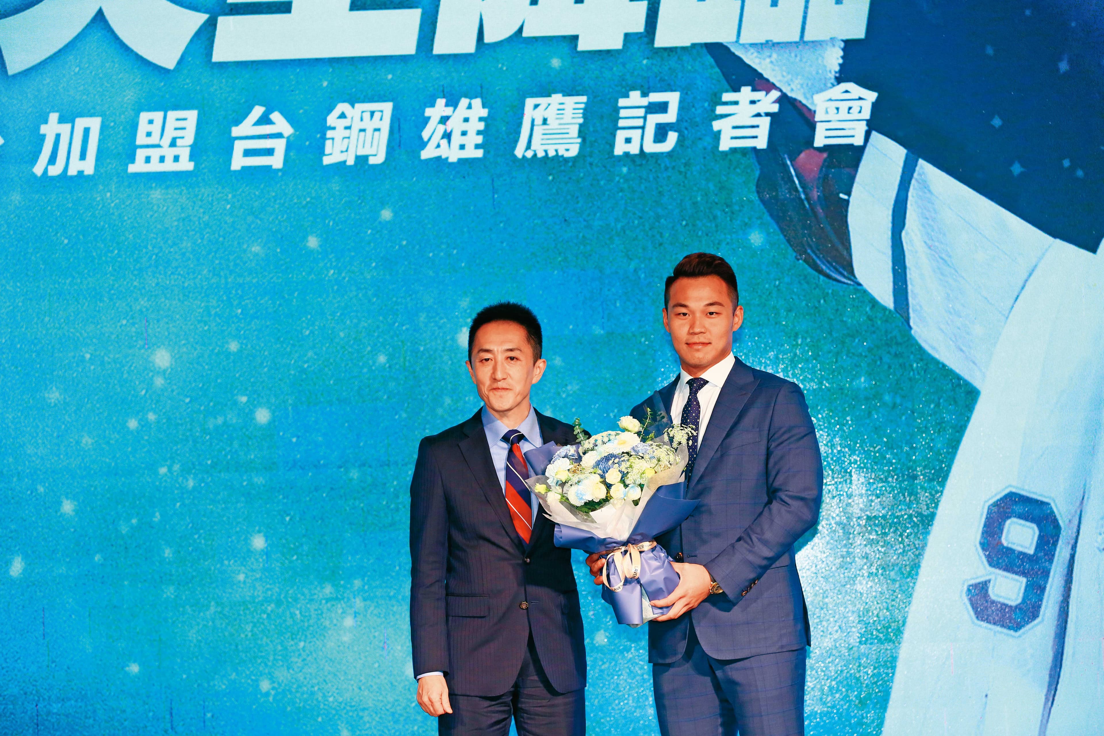 王柏融(右)返台簽約,原屬球隊日本北海道火腿鬥士統轄本部副本部長兼國際部長岩本賢一(左)特地來台送行。