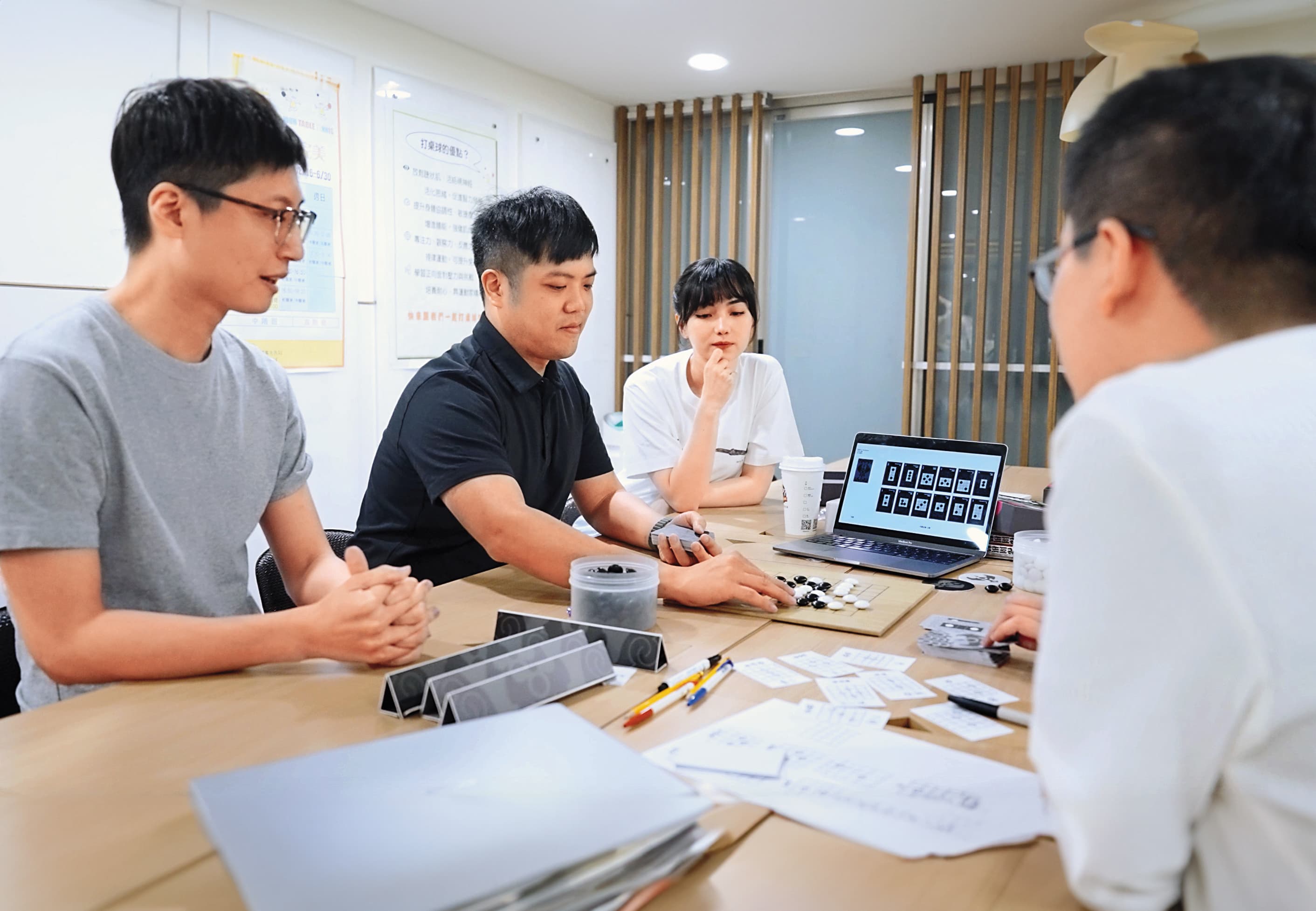 為呈現圍棋核心精神,《烏鷺爭霸》玩法經過多次討論與調整。左起為職業九段棋士蕭正浩、徐煊博與黑嘉嘉。(黑嘉嘉圍棋提供)