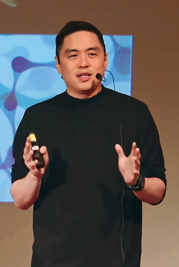 王泉仁幾乎在孩子的成長中缺席。(翻攝自特克斯對談YouTube)