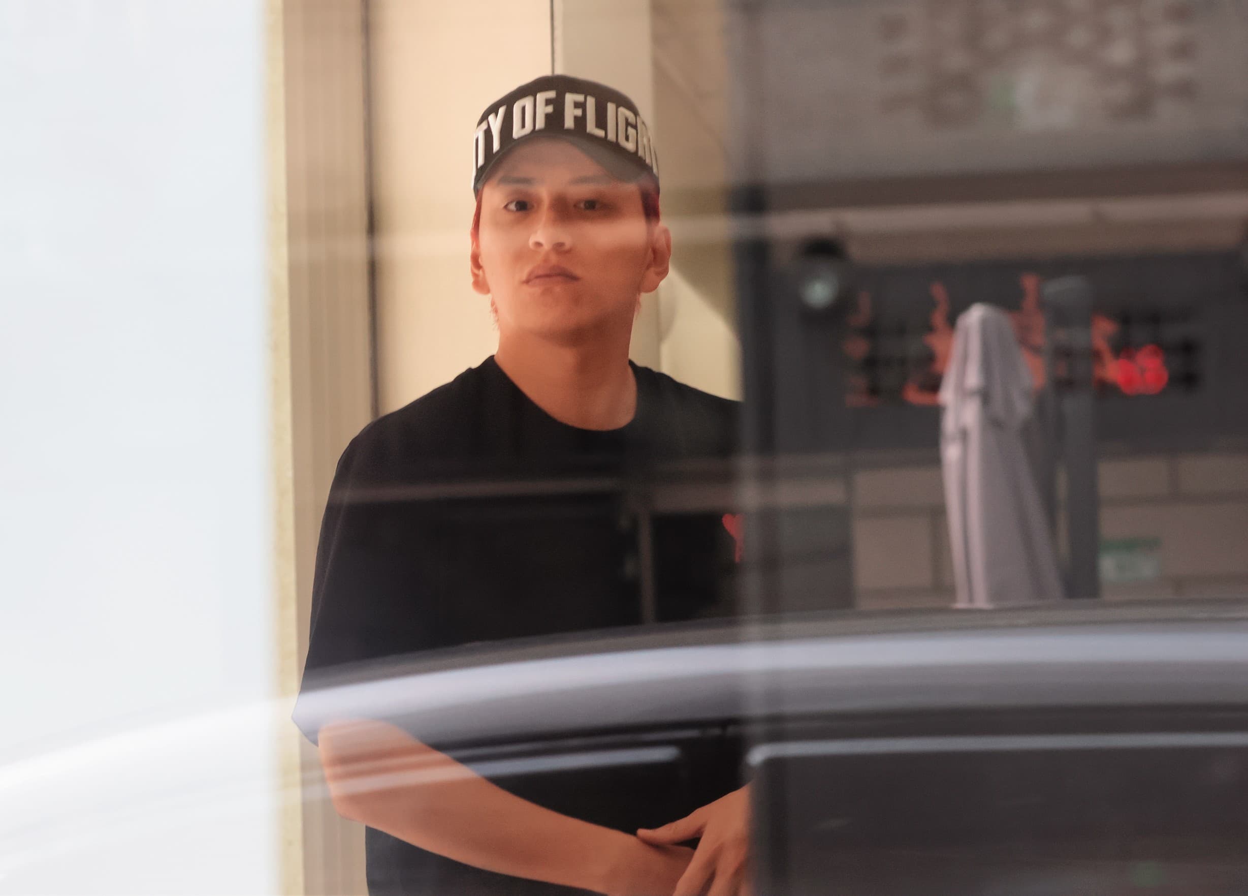 王大陸看似渾身準備好好出門遊街,但又瞻前顧後,身體反應非常敏感。